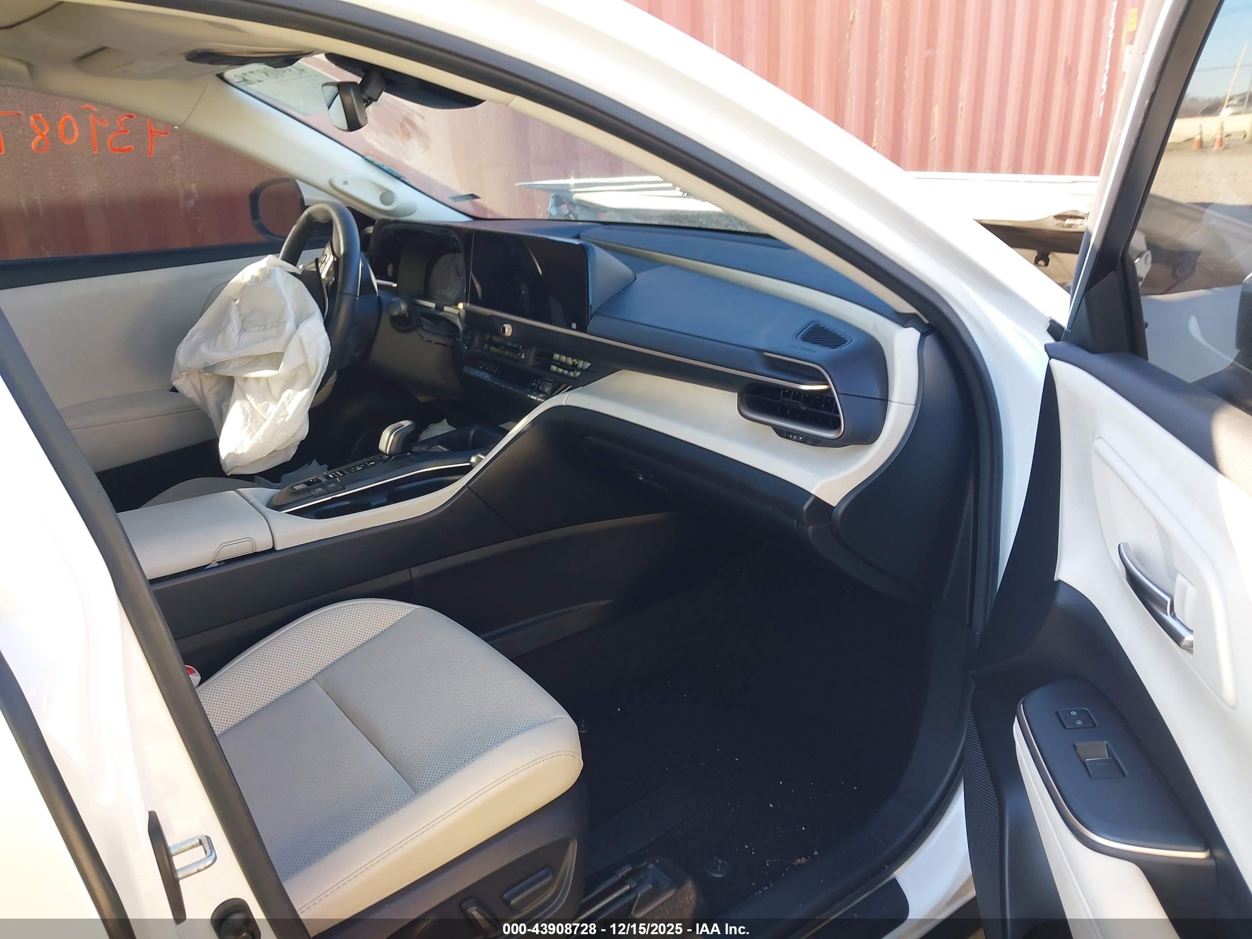 TOYOTA CROWN image 5