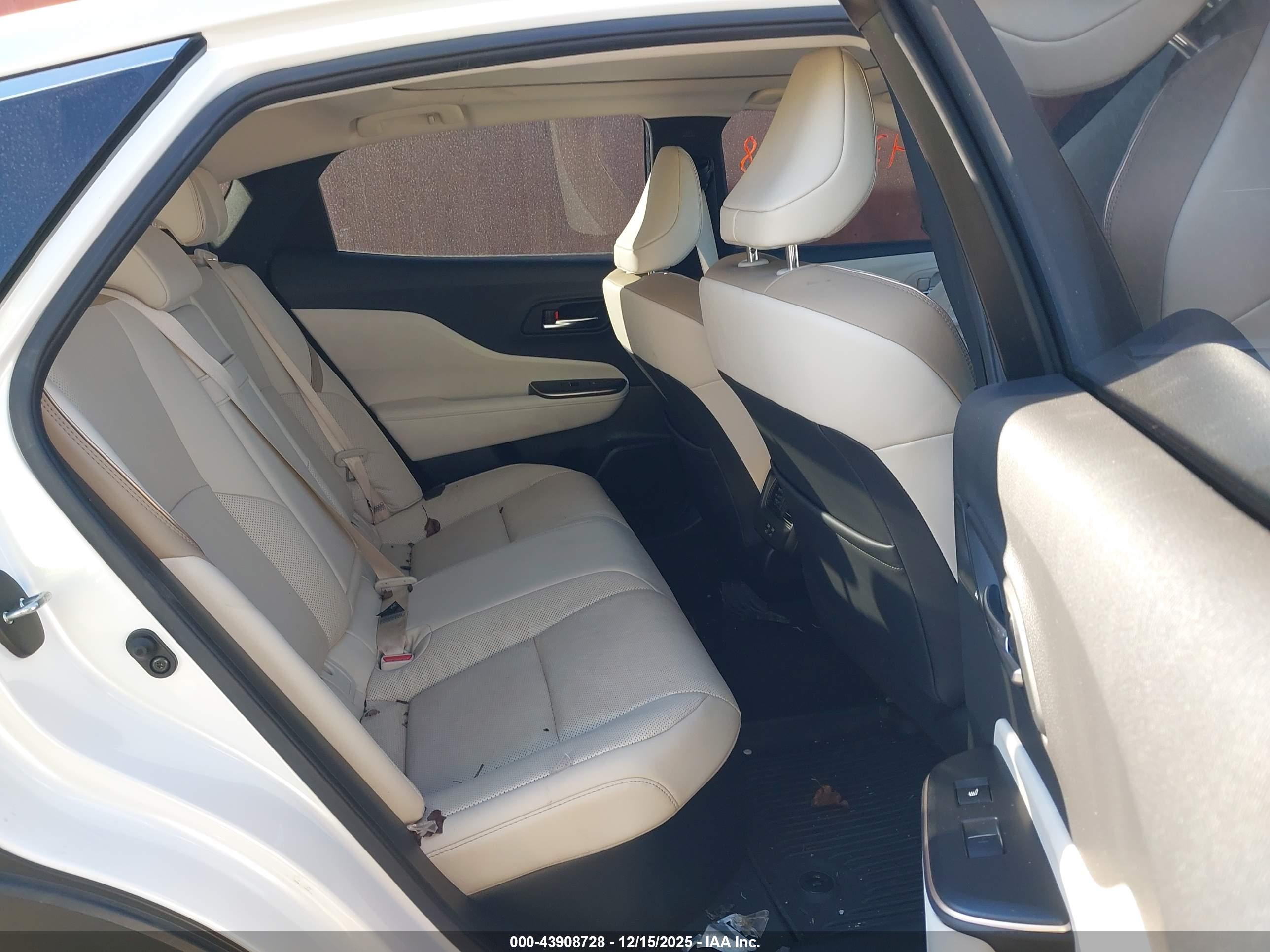 TOYOTA CROWN image 8