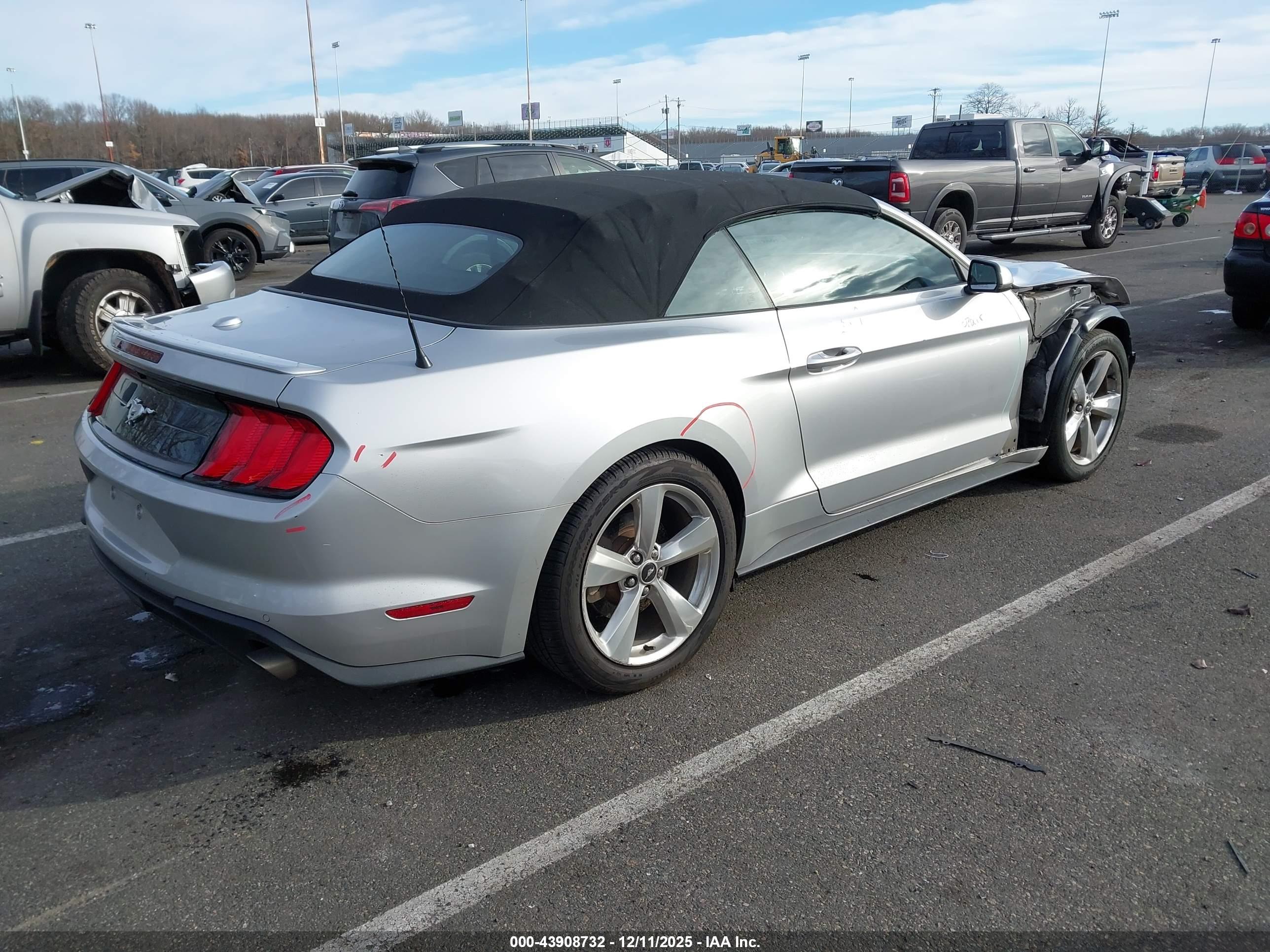 FORD MUSTANG image 4