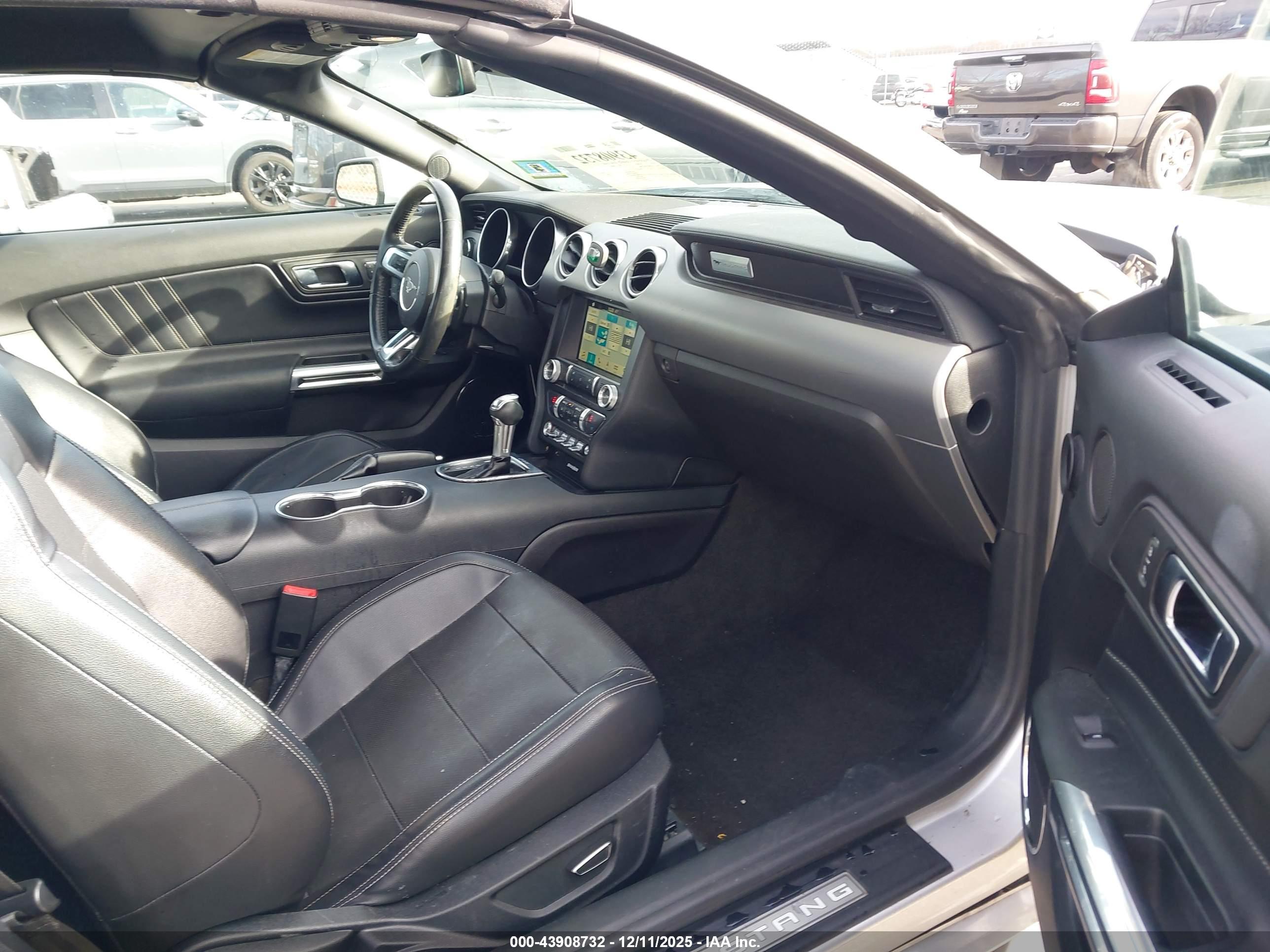 FORD MUSTANG image 5