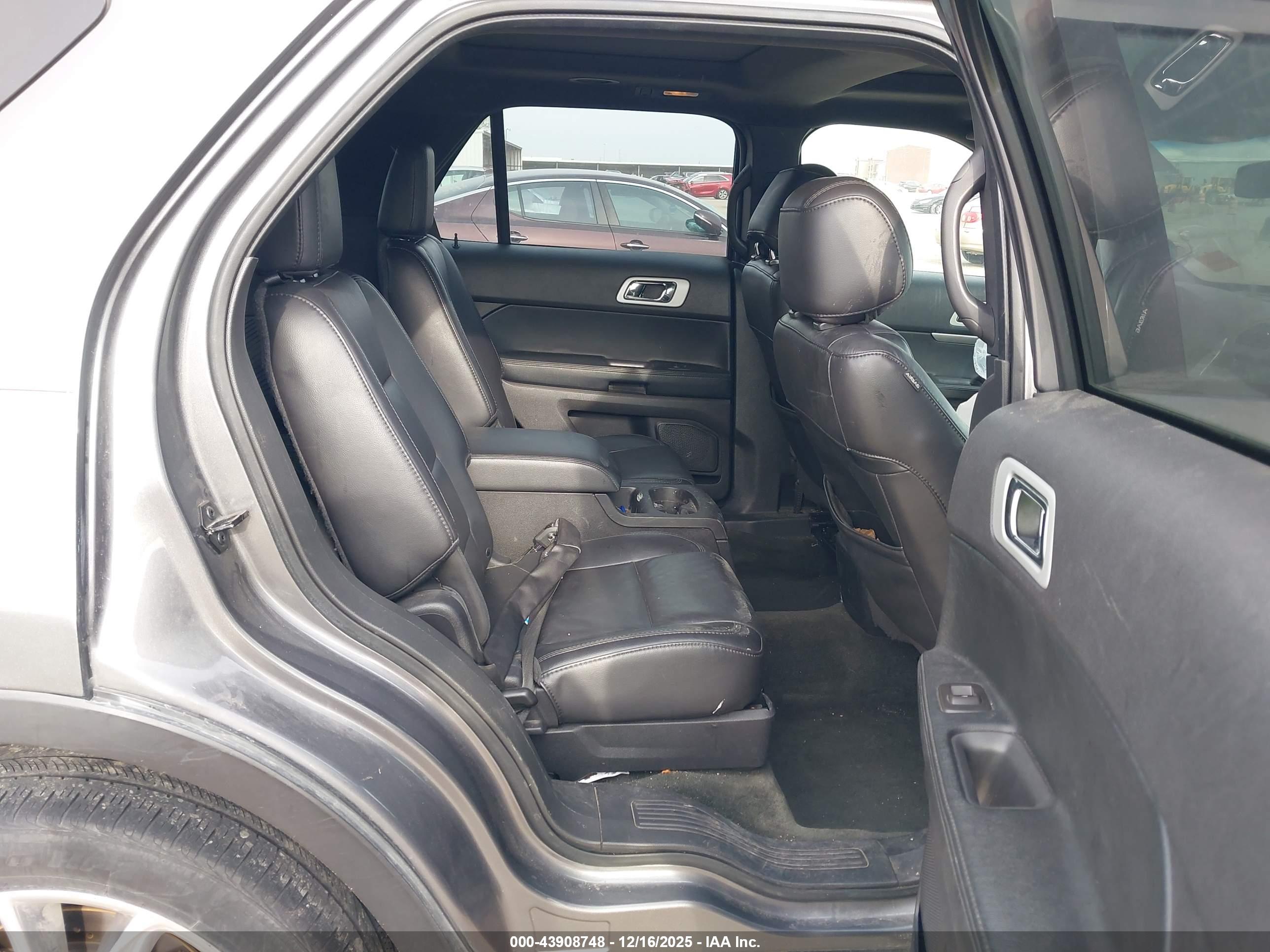 FORD EXPLORER image 8