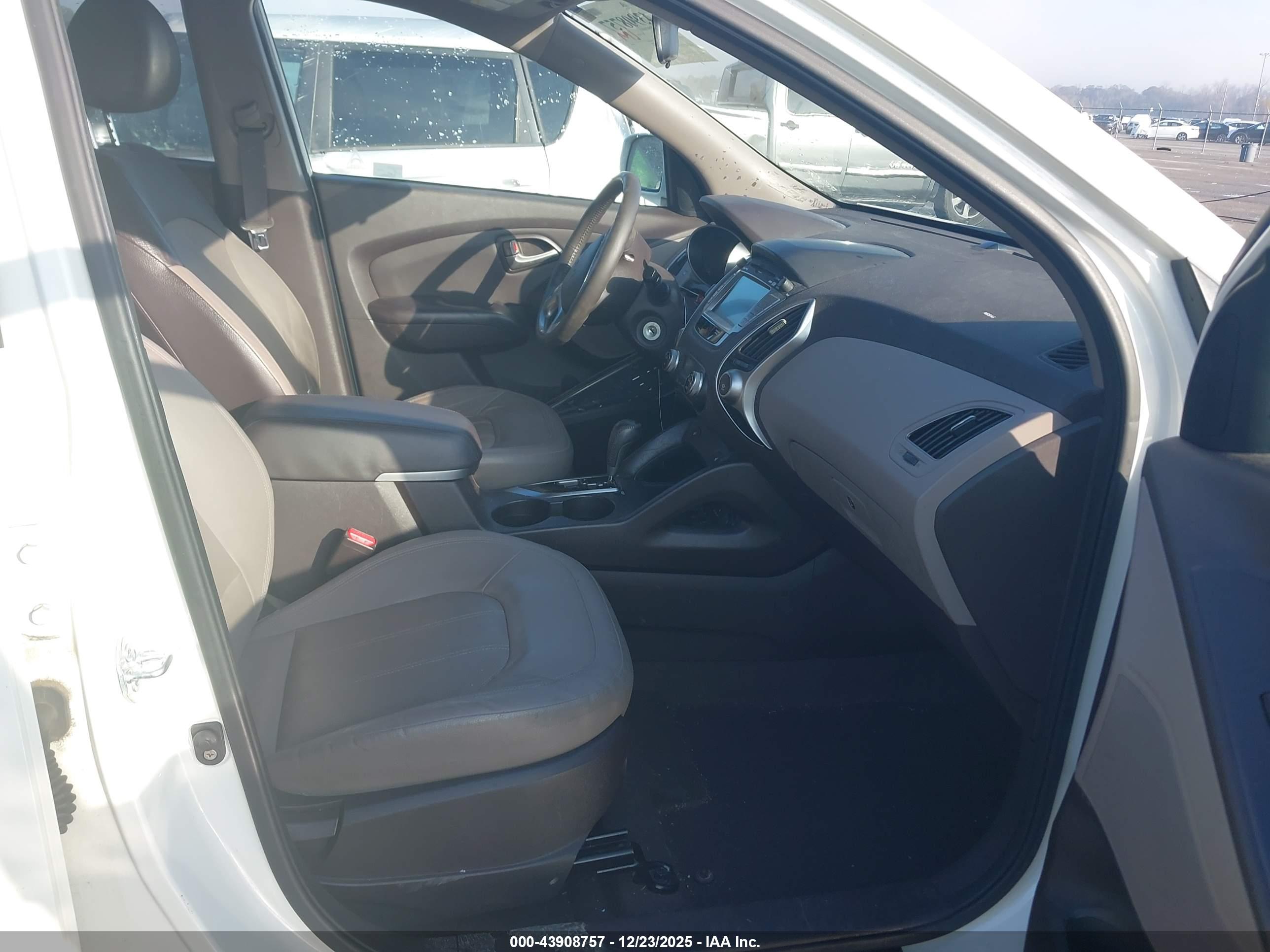 HYUNDAI TUCSON image 5