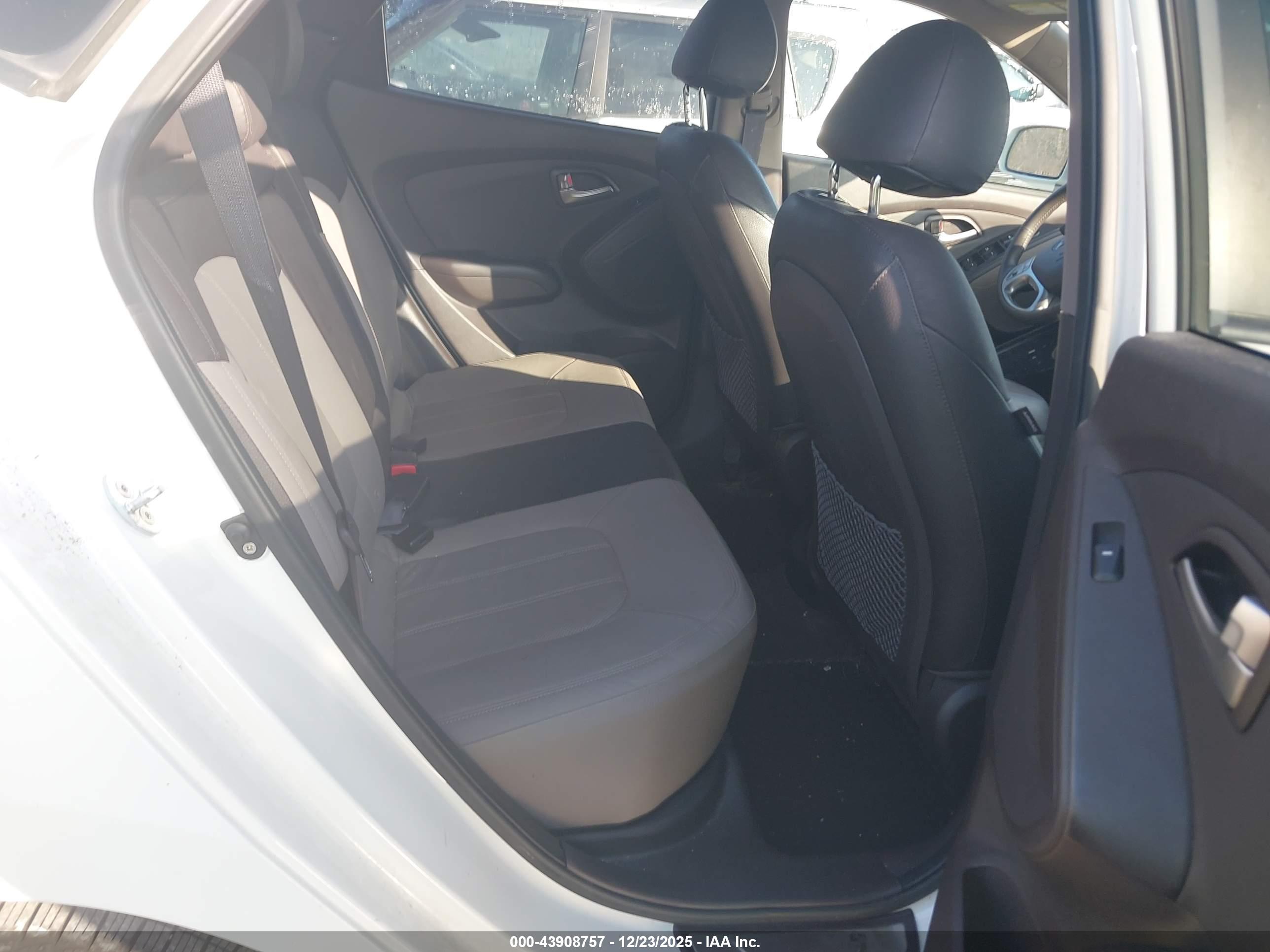 HYUNDAI TUCSON image 8