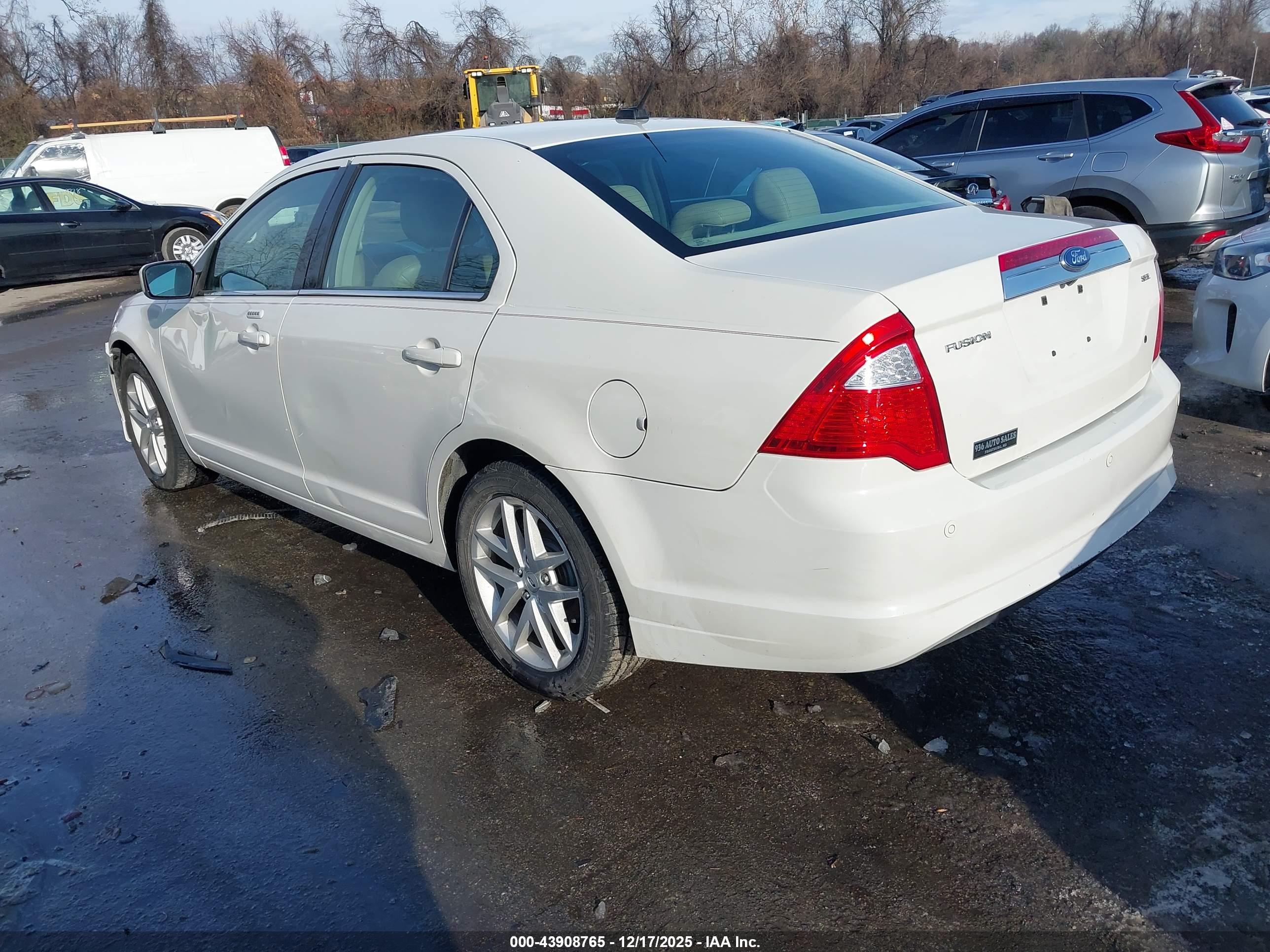 FORD FUSION image 3