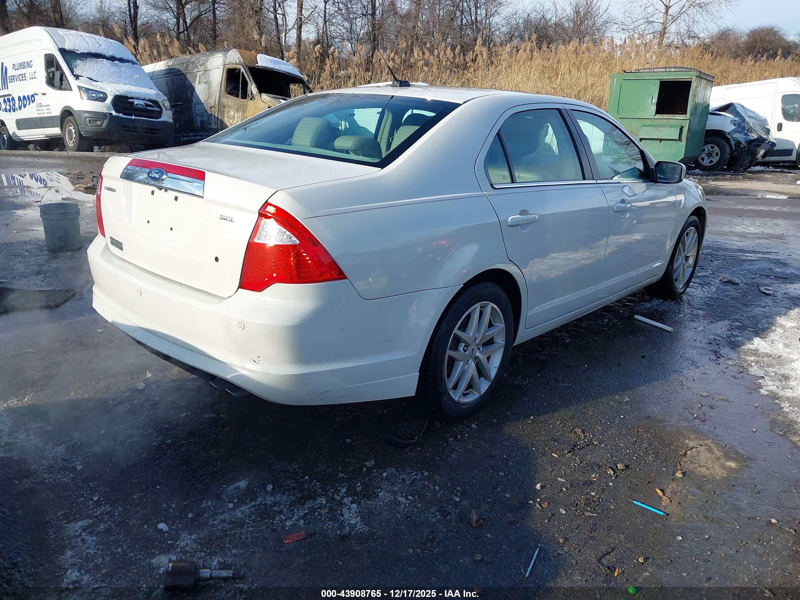 FORD FUSION image 4