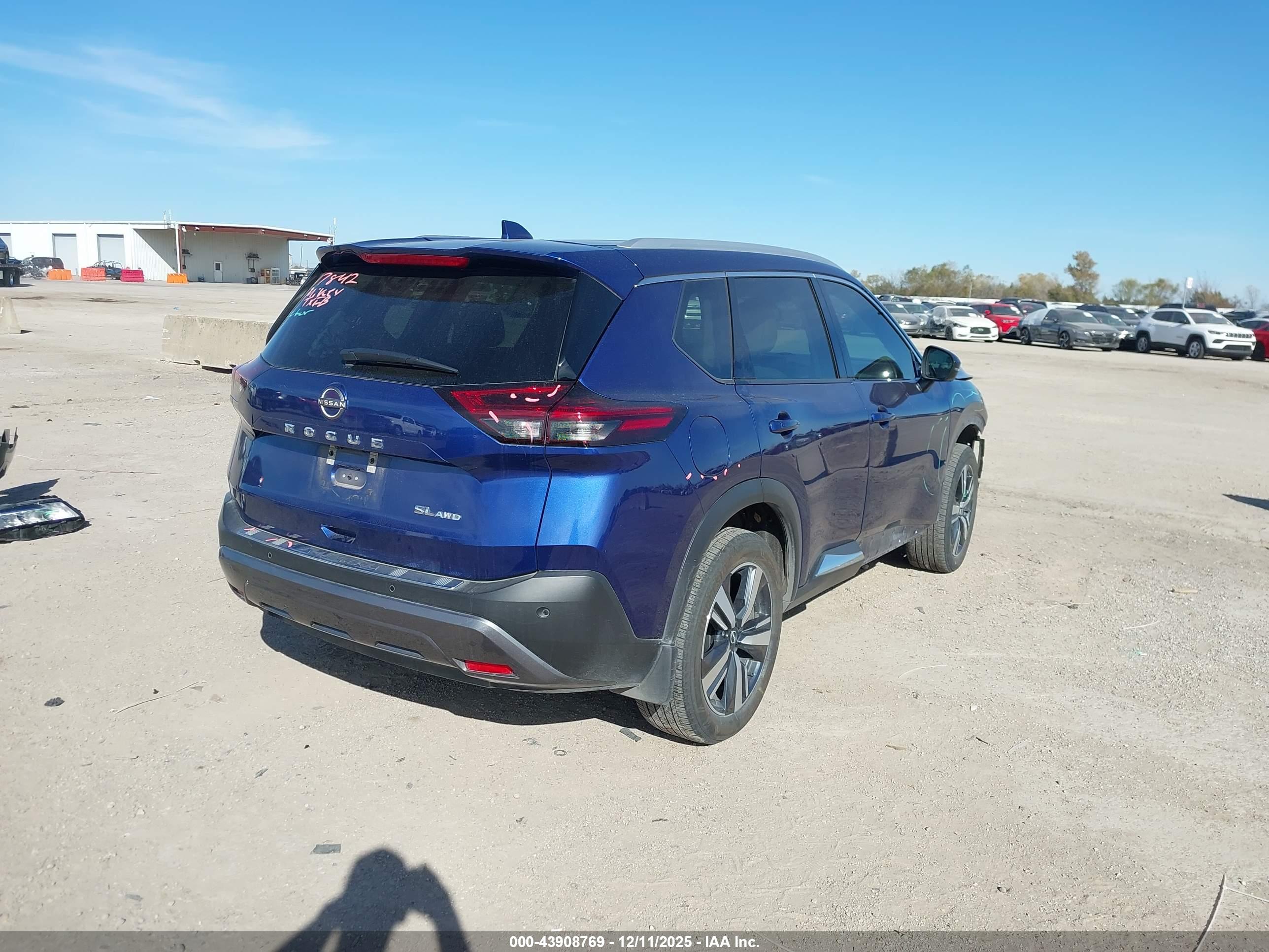 NISSAN ROGUE image 4