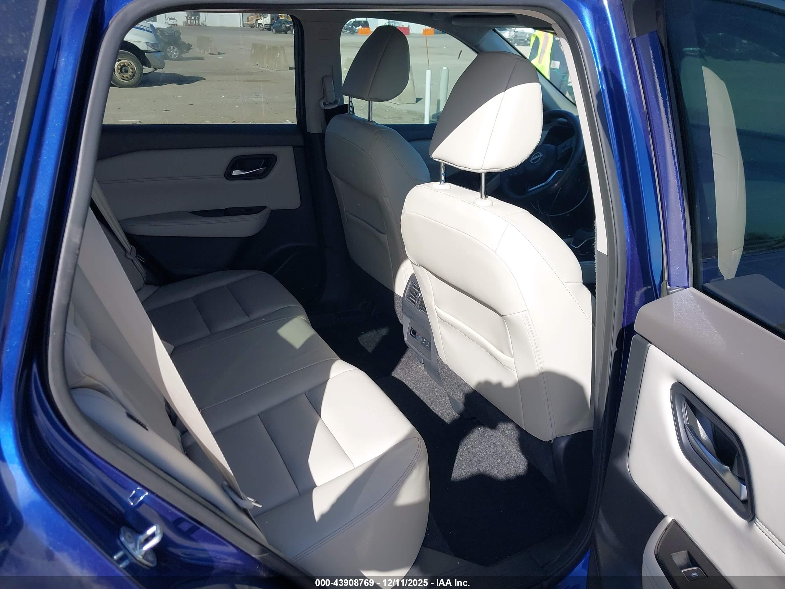 NISSAN ROGUE image 8