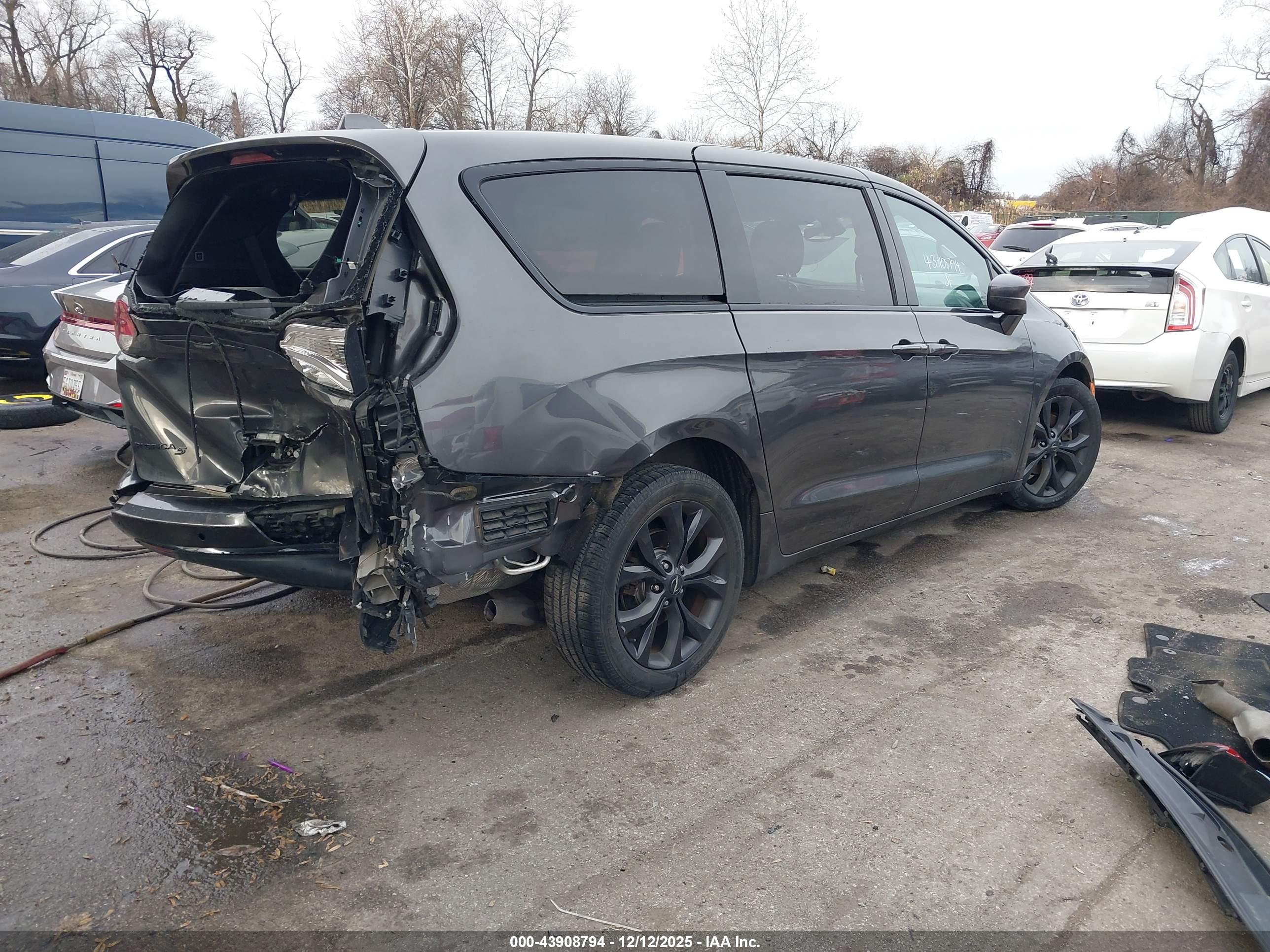 CHRYSLER PACIFICA image 4