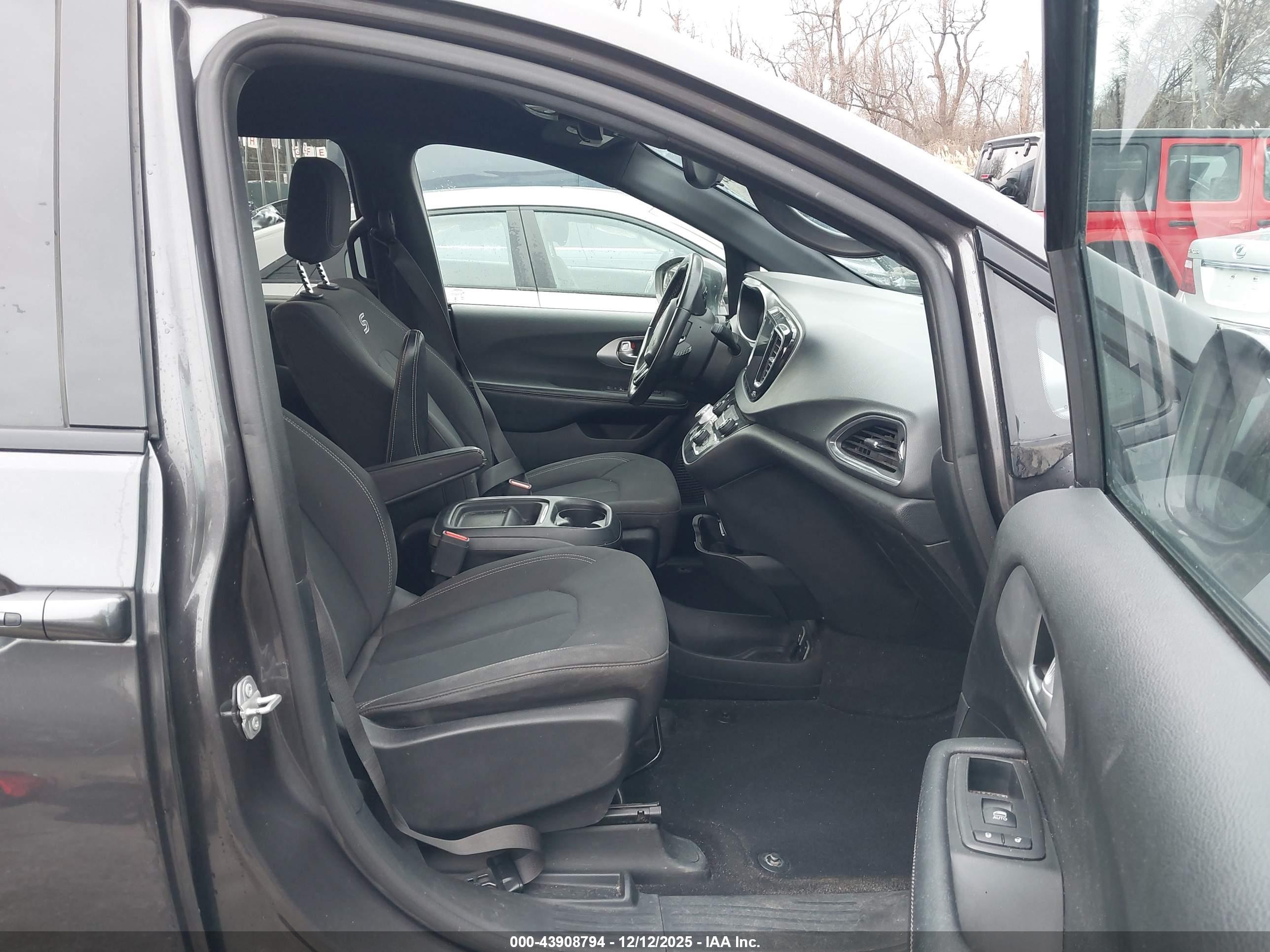 CHRYSLER PACIFICA image 5
