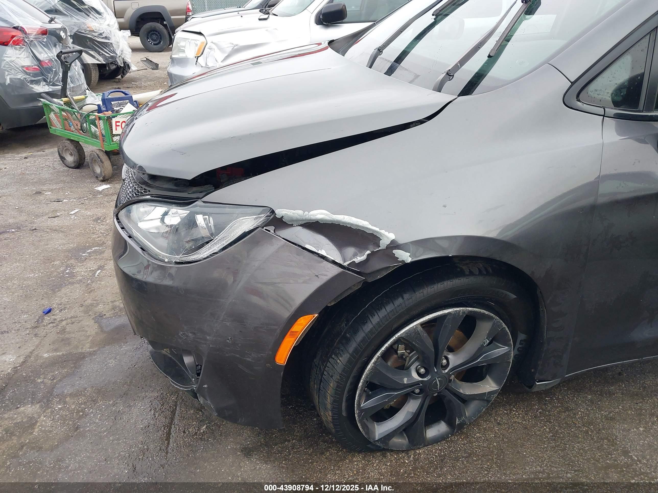 CHRYSLER PACIFICA image 6