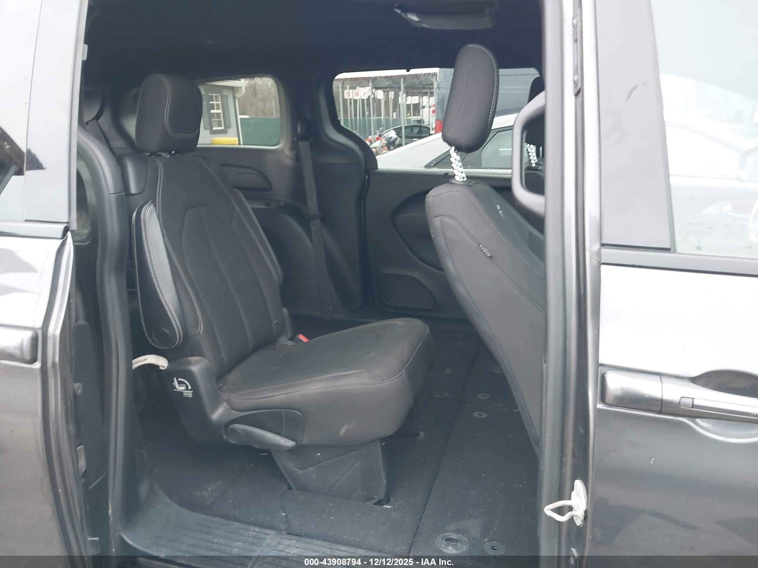 CHRYSLER PACIFICA image 8