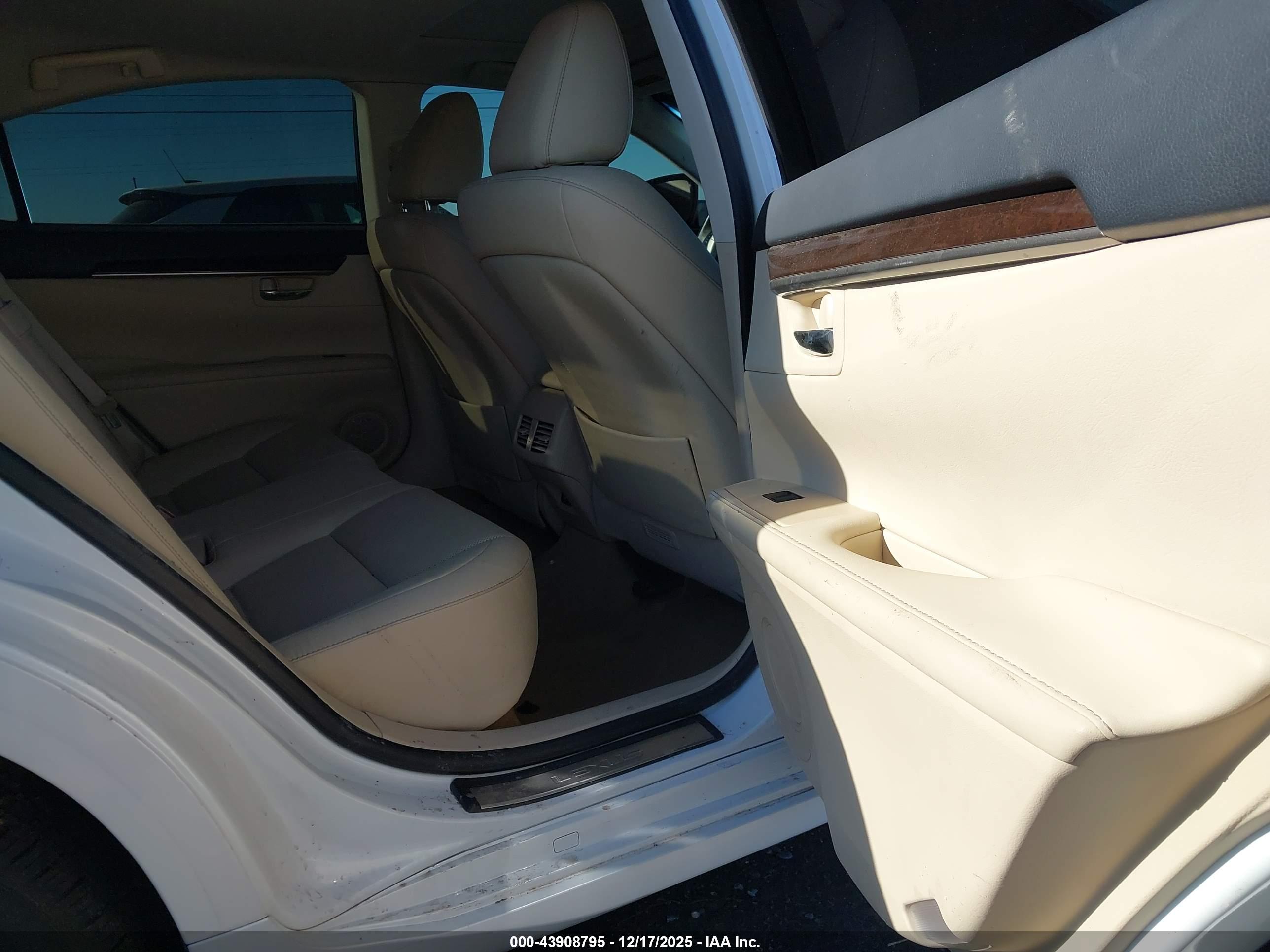 LEXUS ES image 8
