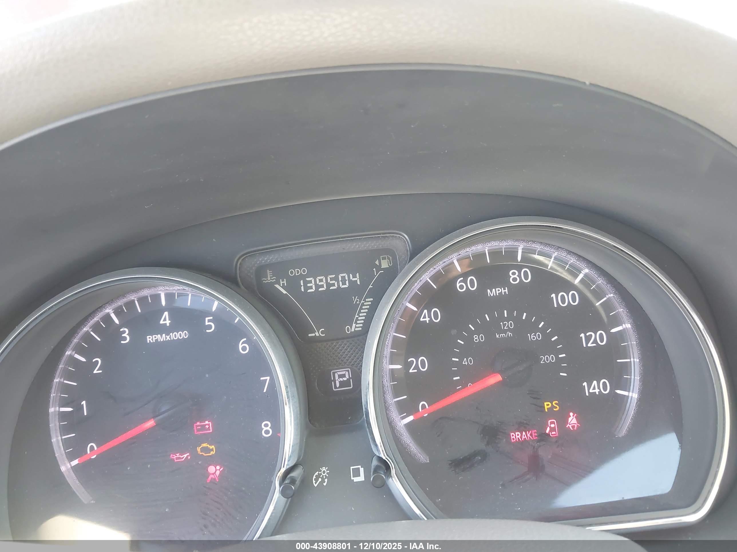 NISSAN VERSA image 7
