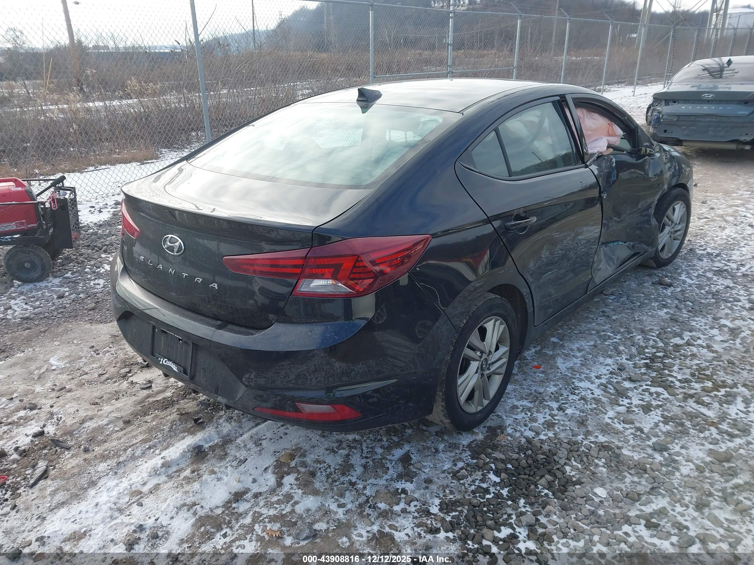 HYUNDAI ELANTRA image 4