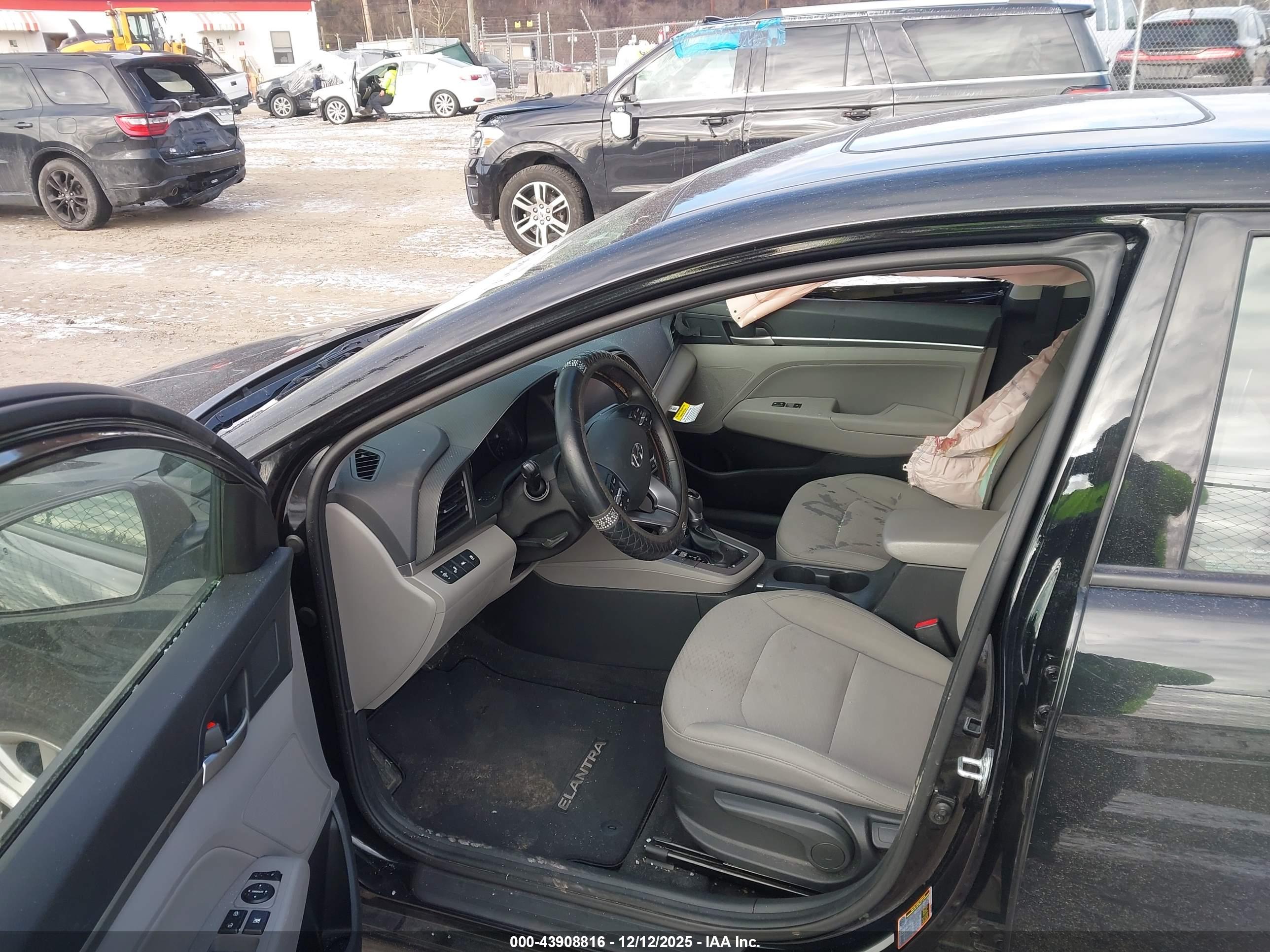 HYUNDAI ELANTRA image 5