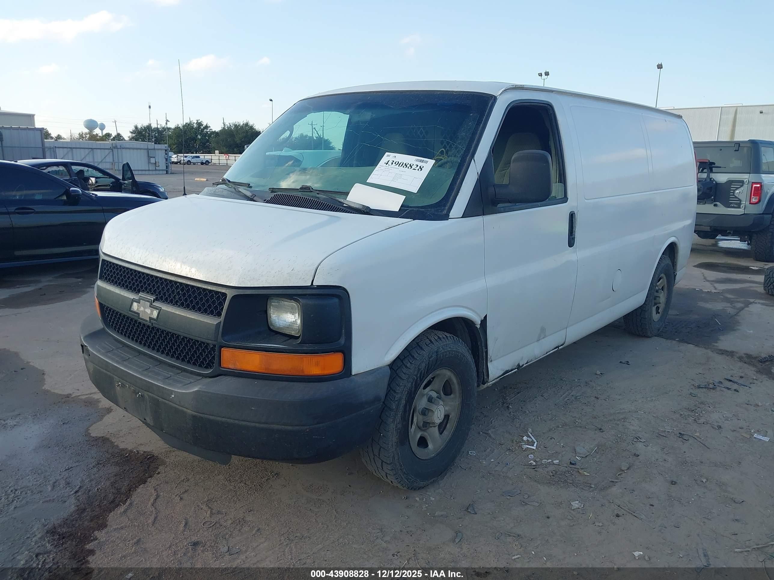 CHEVROLET EXPRESS image 2