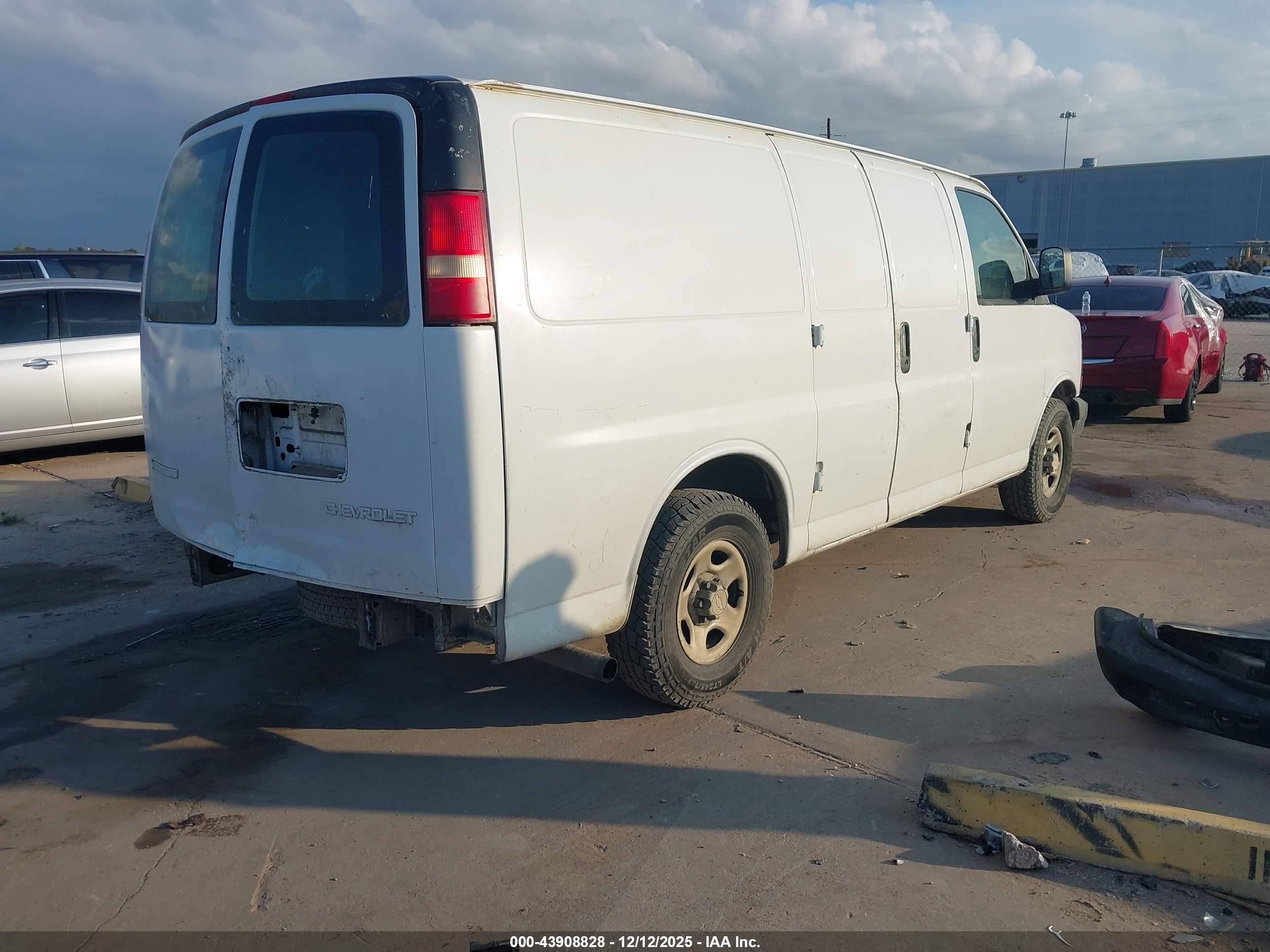 CHEVROLET EXPRESS image 4