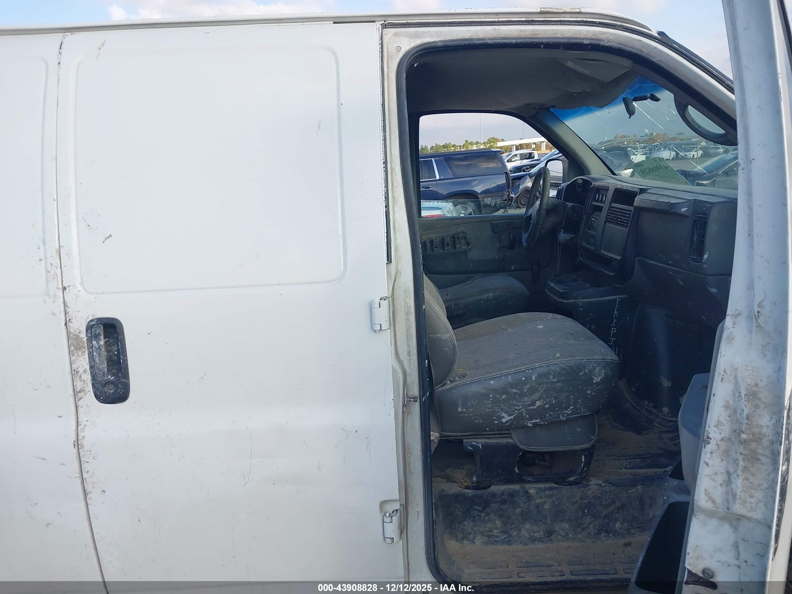 CHEVROLET EXPRESS image 5