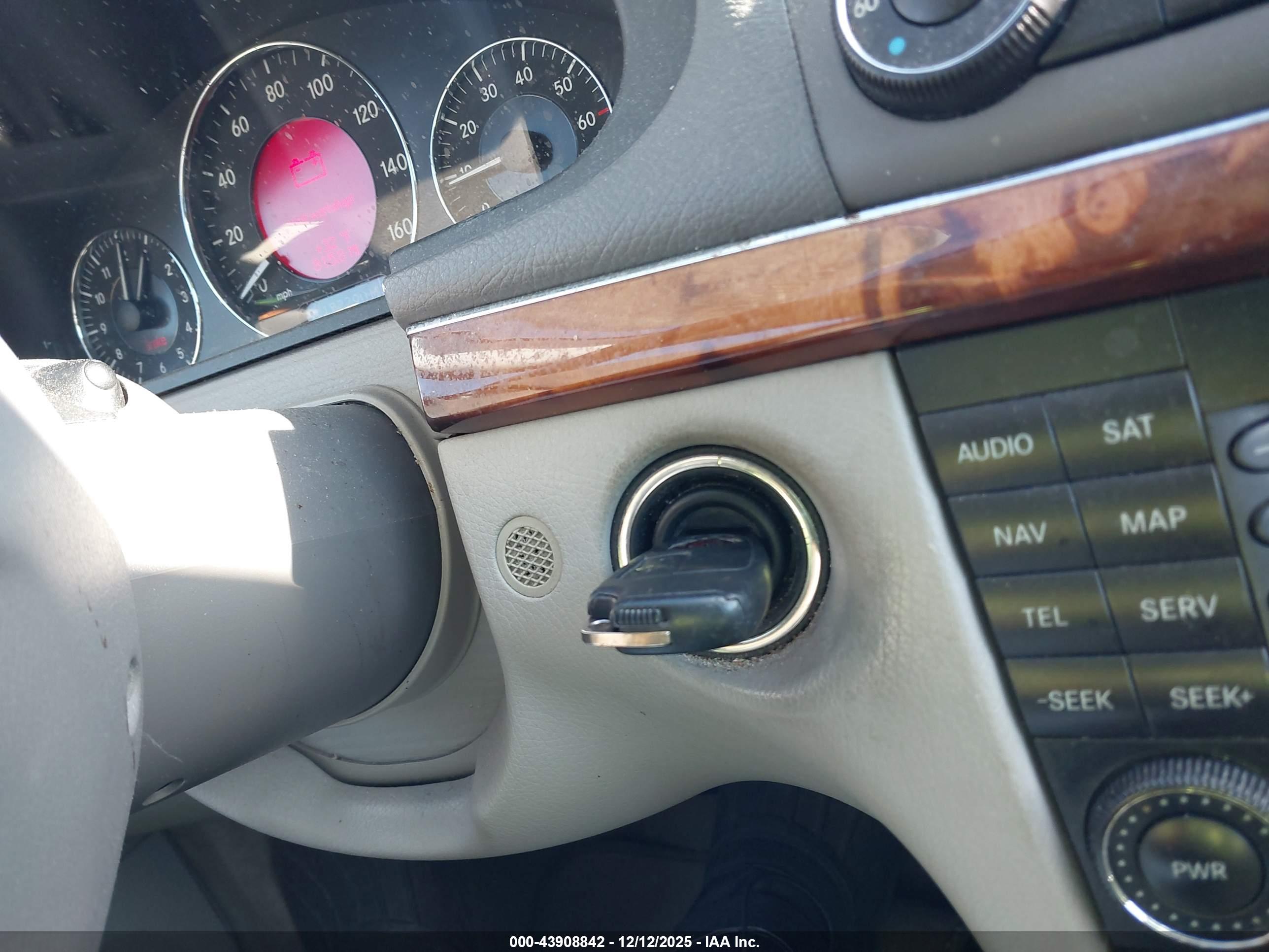 MERCEDES-BENZ E image 11