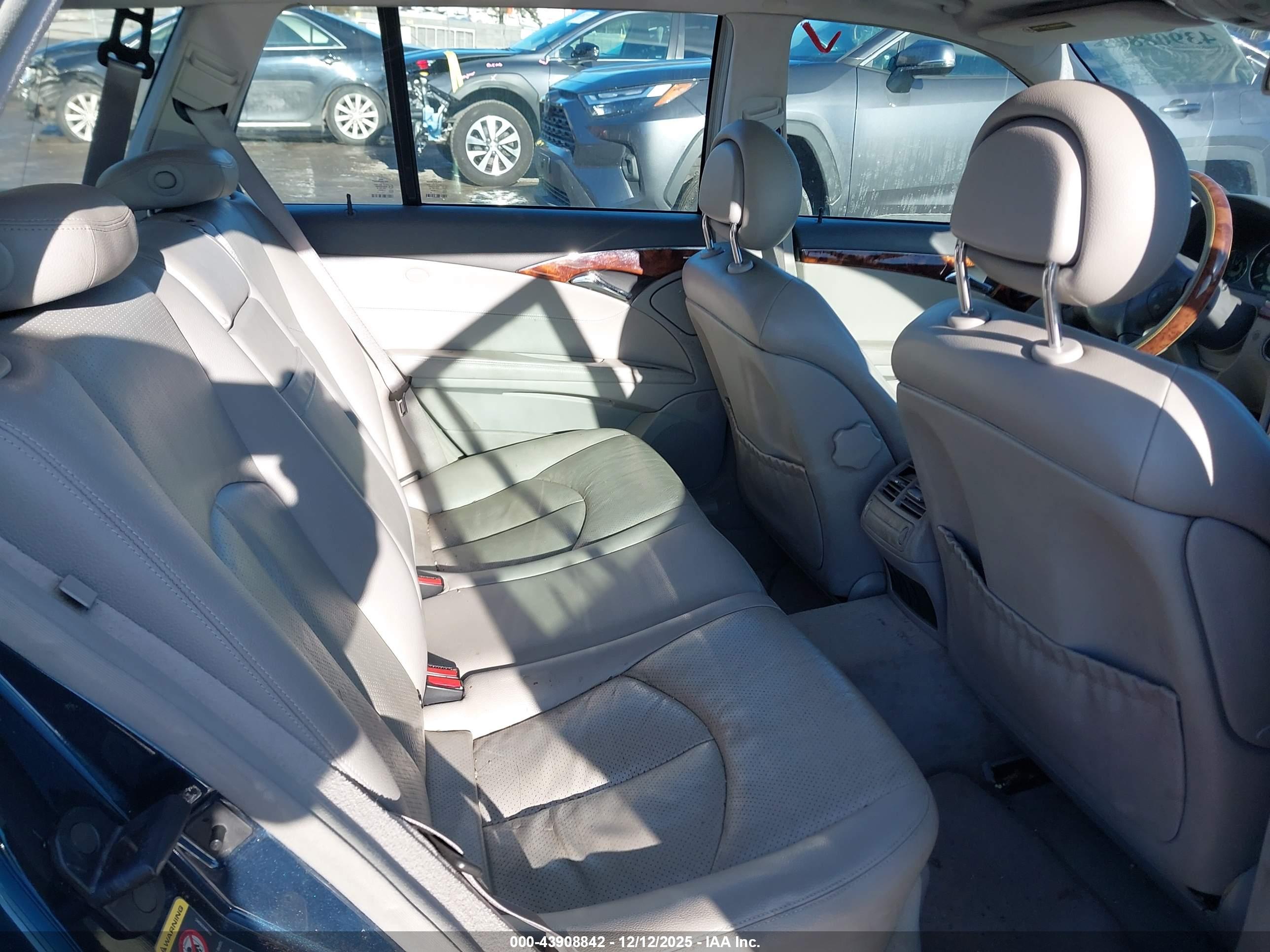 MERCEDES-BENZ E image 8