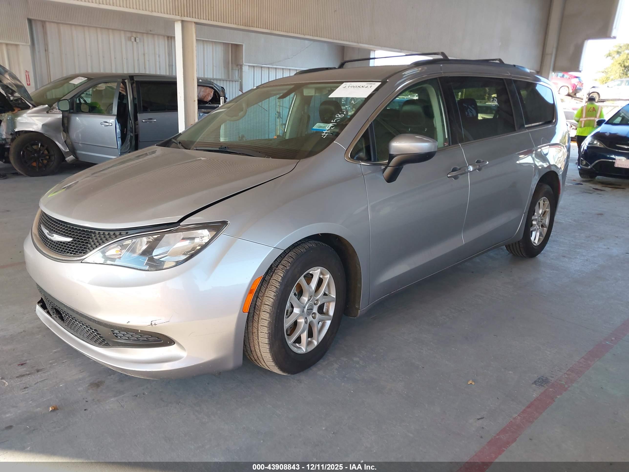 CHRYSLER VOYAGER image 2