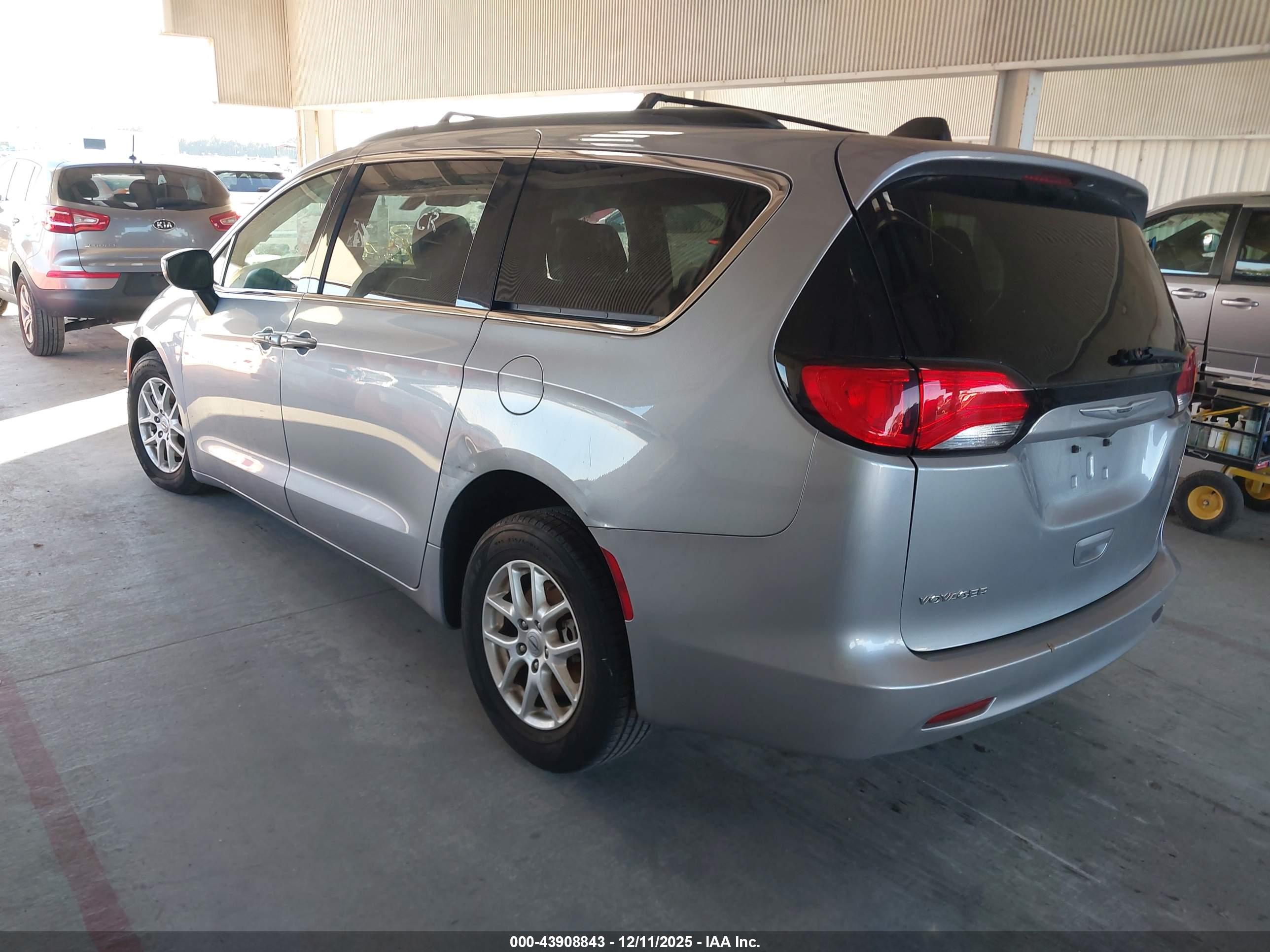 CHRYSLER VOYAGER image 3