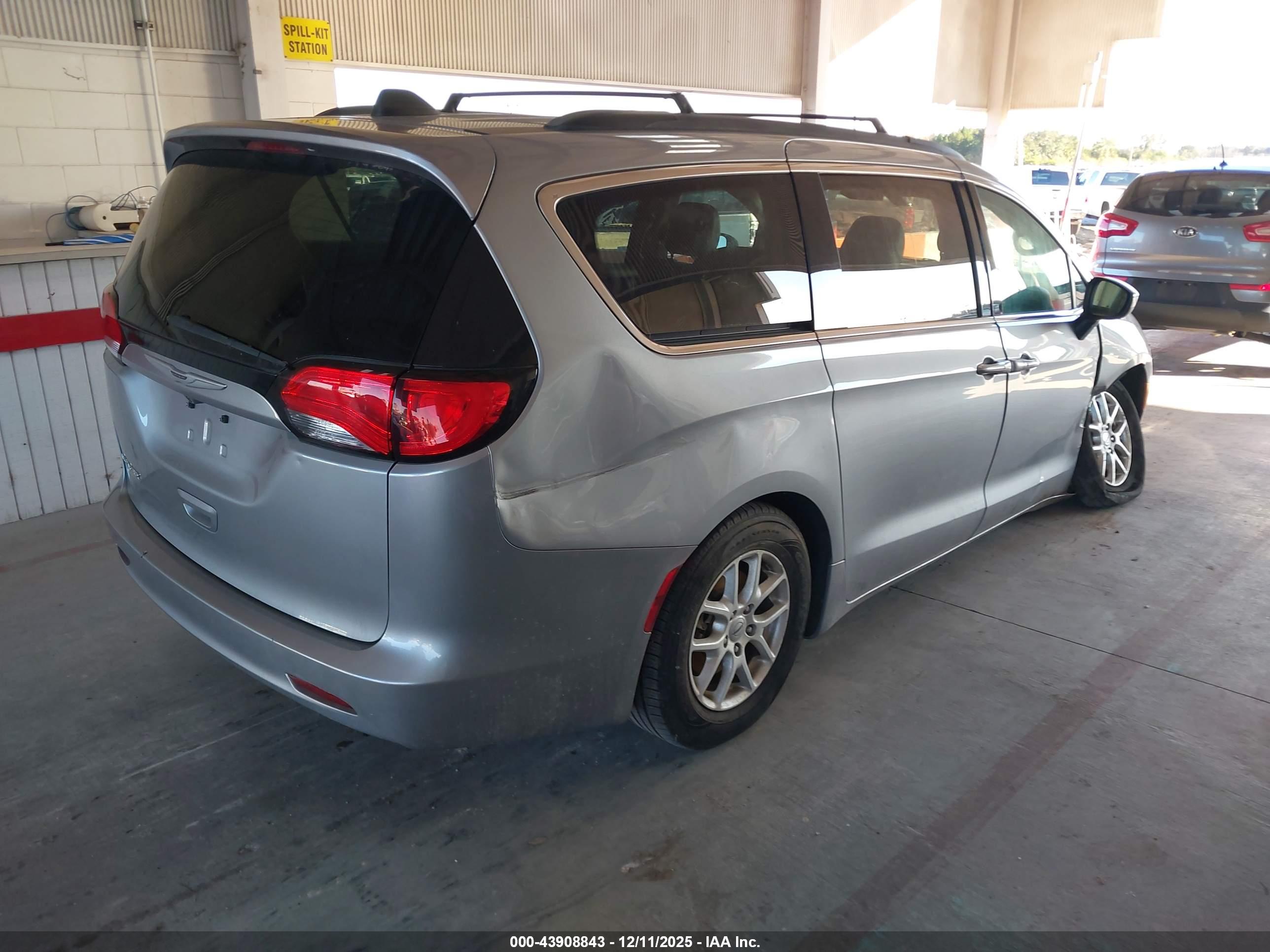 CHRYSLER VOYAGER image 4