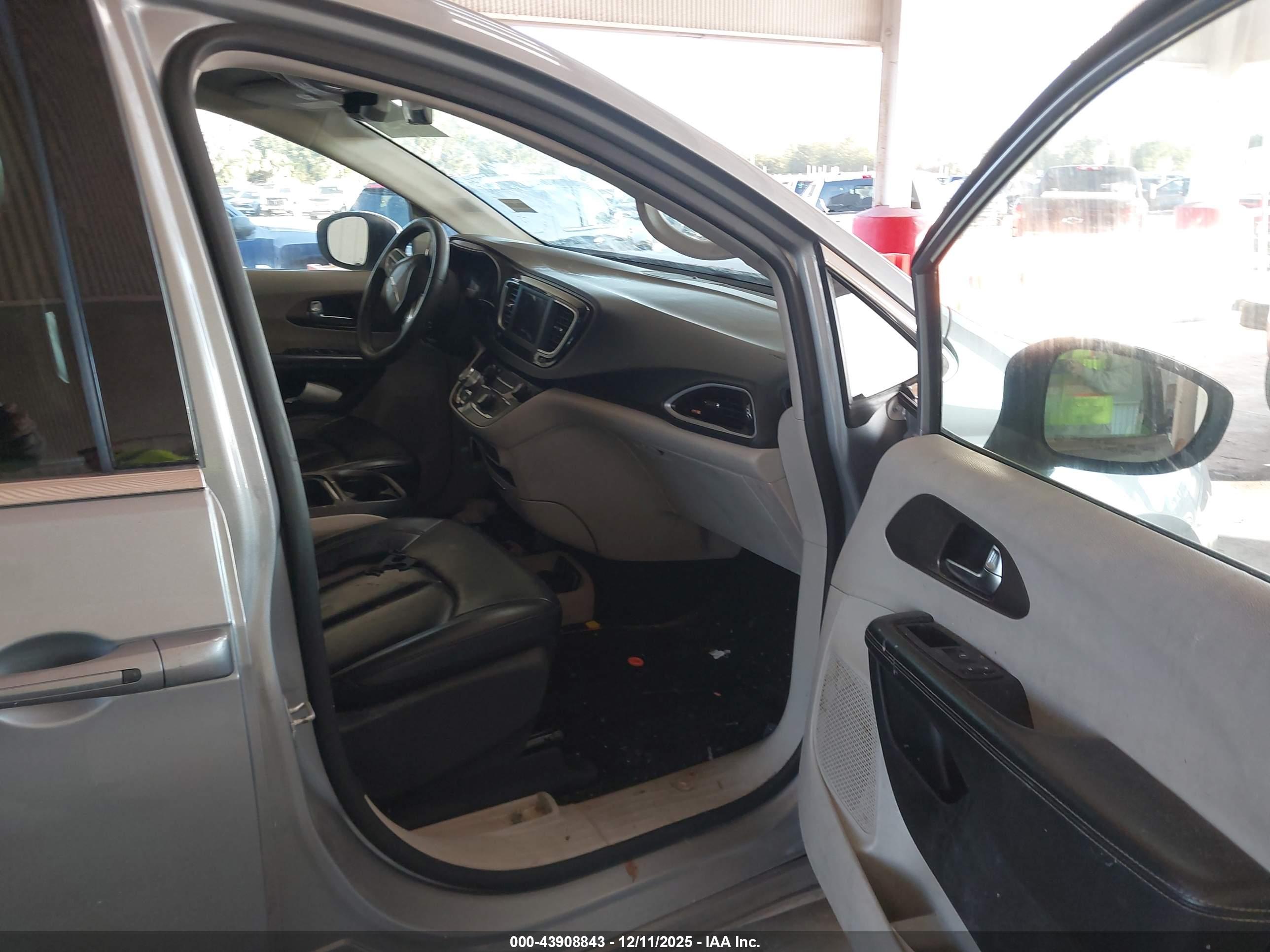 CHRYSLER VOYAGER image 5