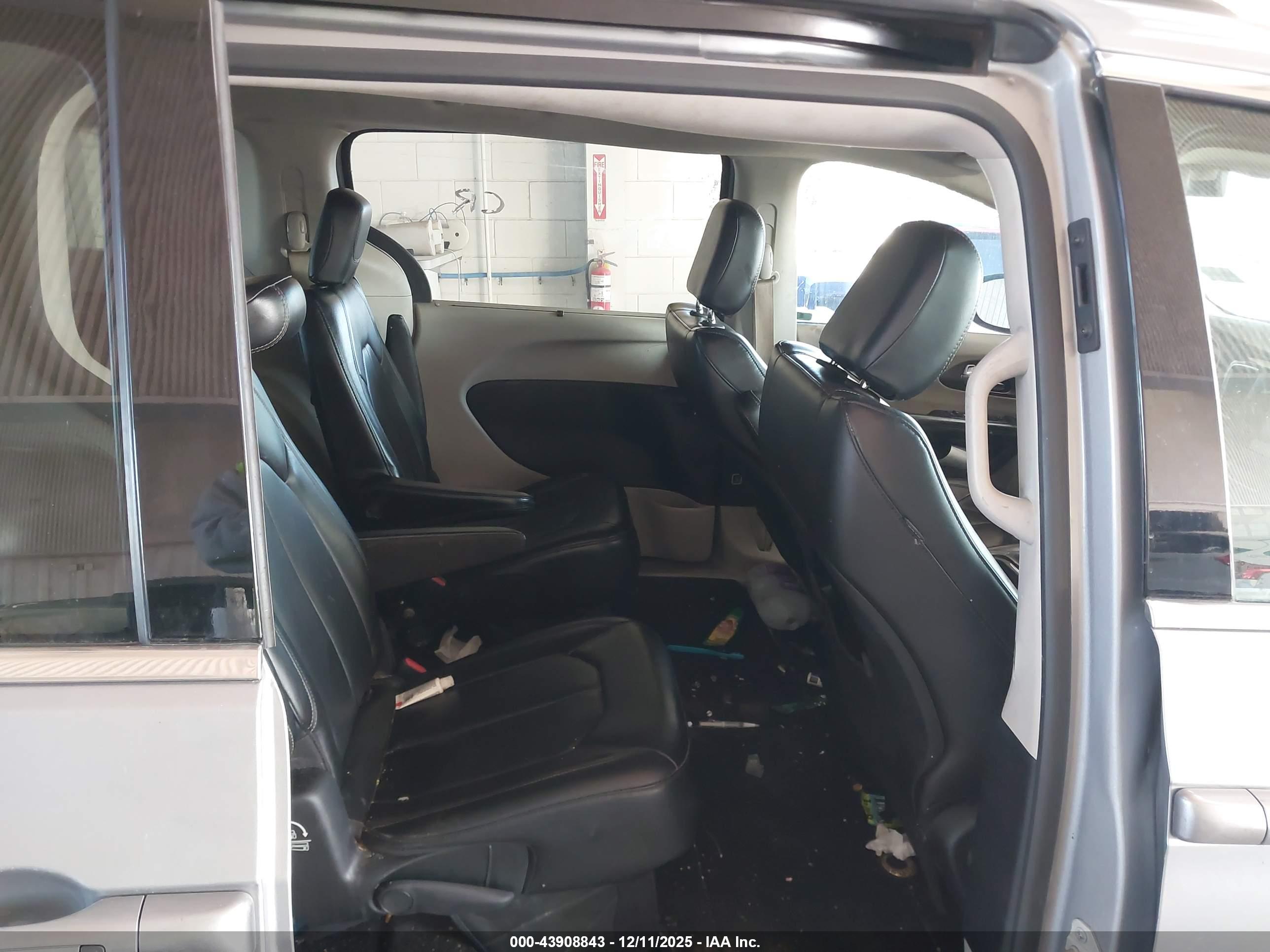 CHRYSLER VOYAGER image 8