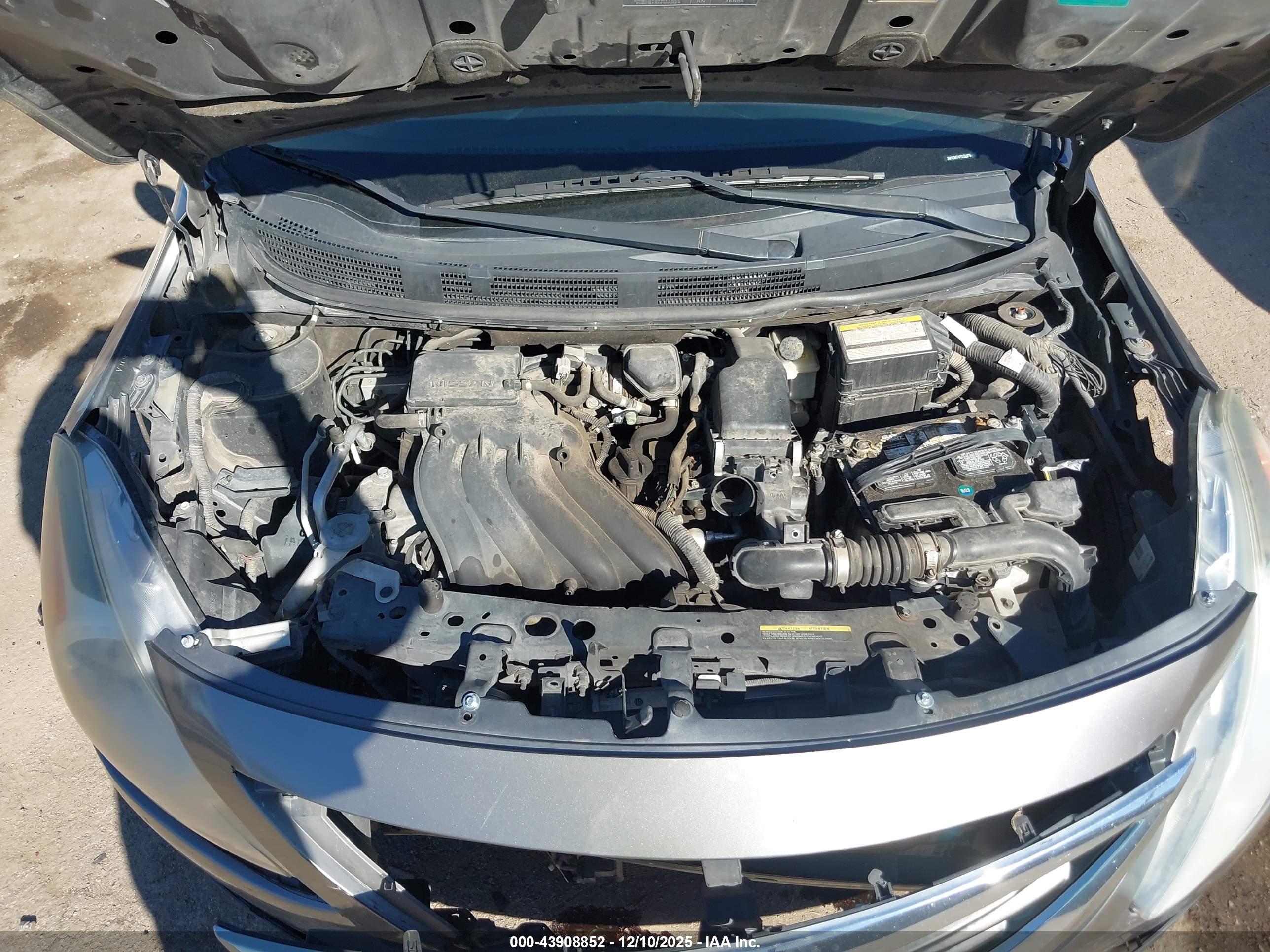 NISSAN VERSA image 10