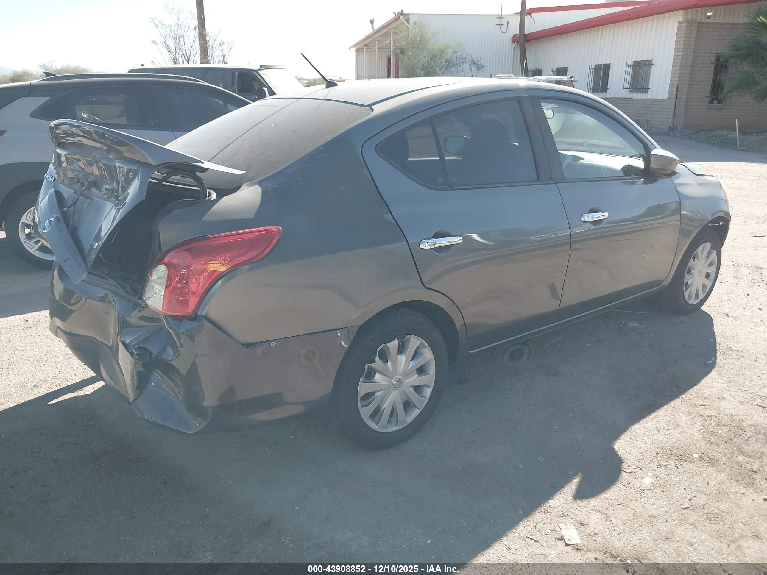 NISSAN VERSA image 4