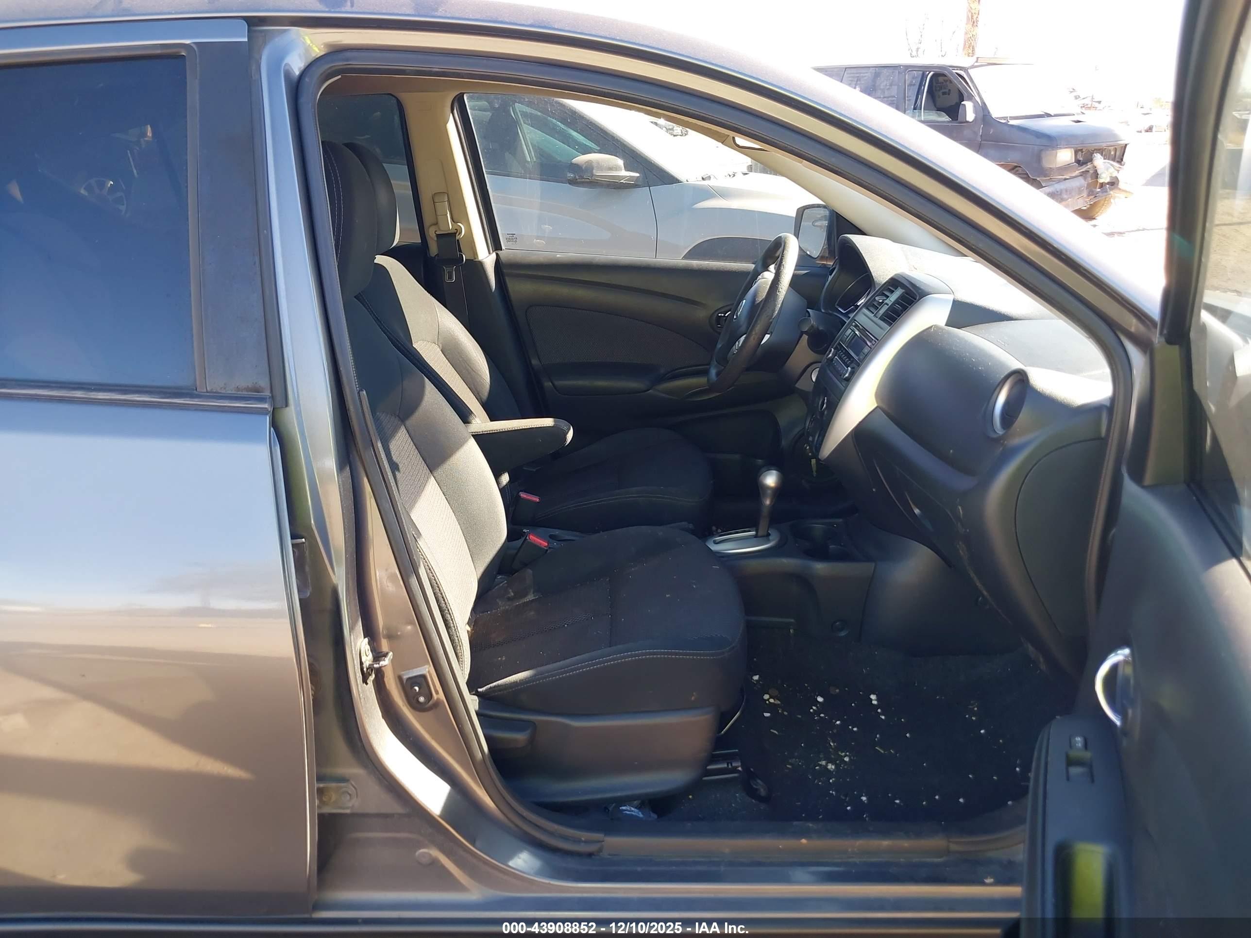 NISSAN VERSA image 5