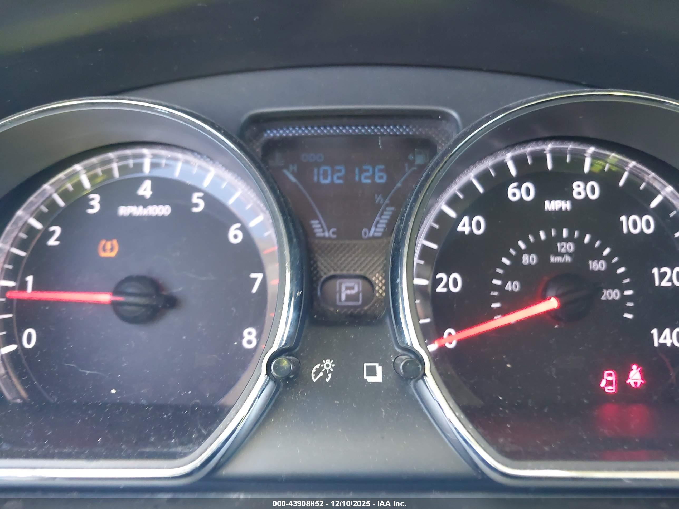 NISSAN VERSA image 7