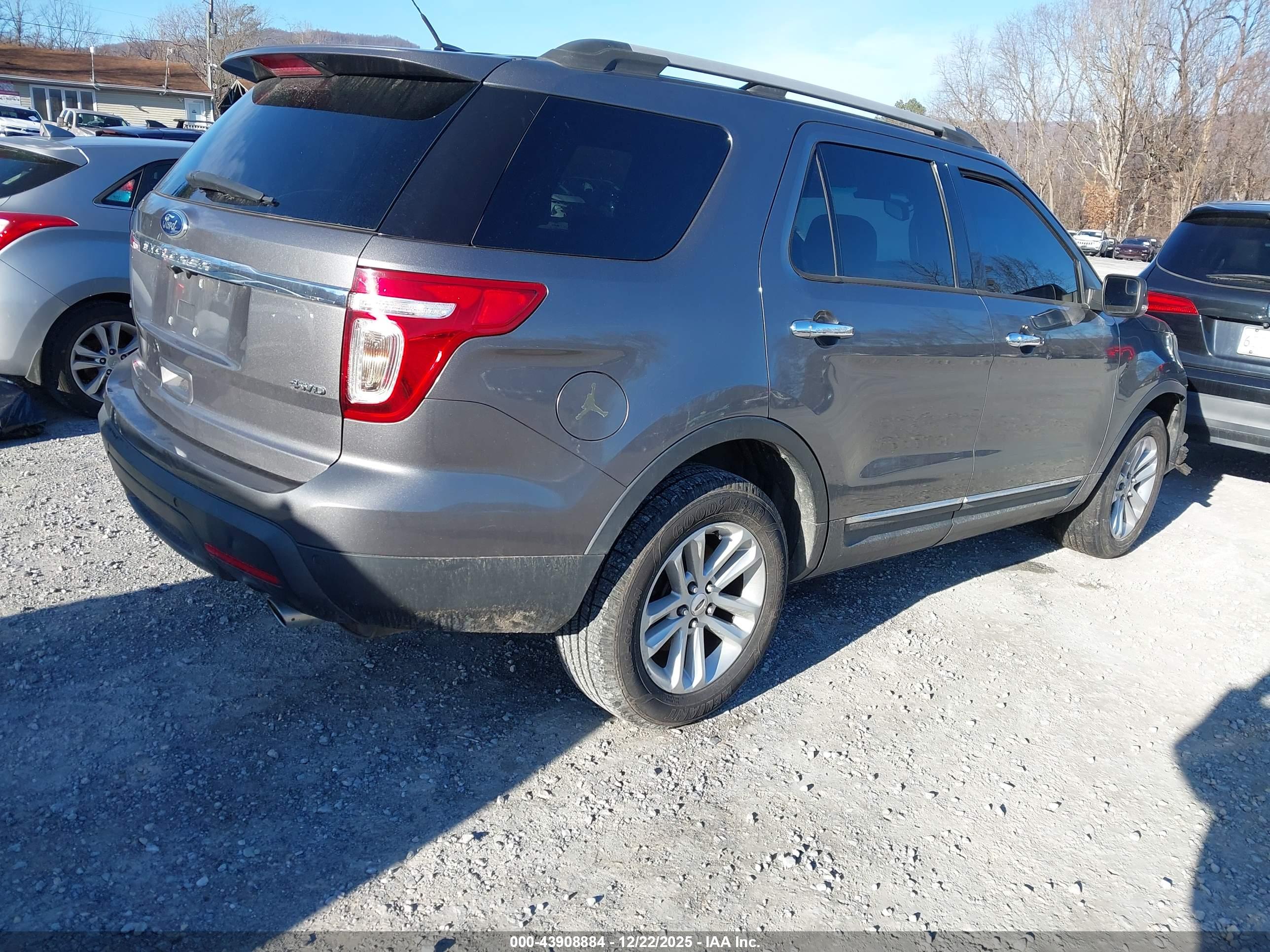 FORD EXPLORER image 4