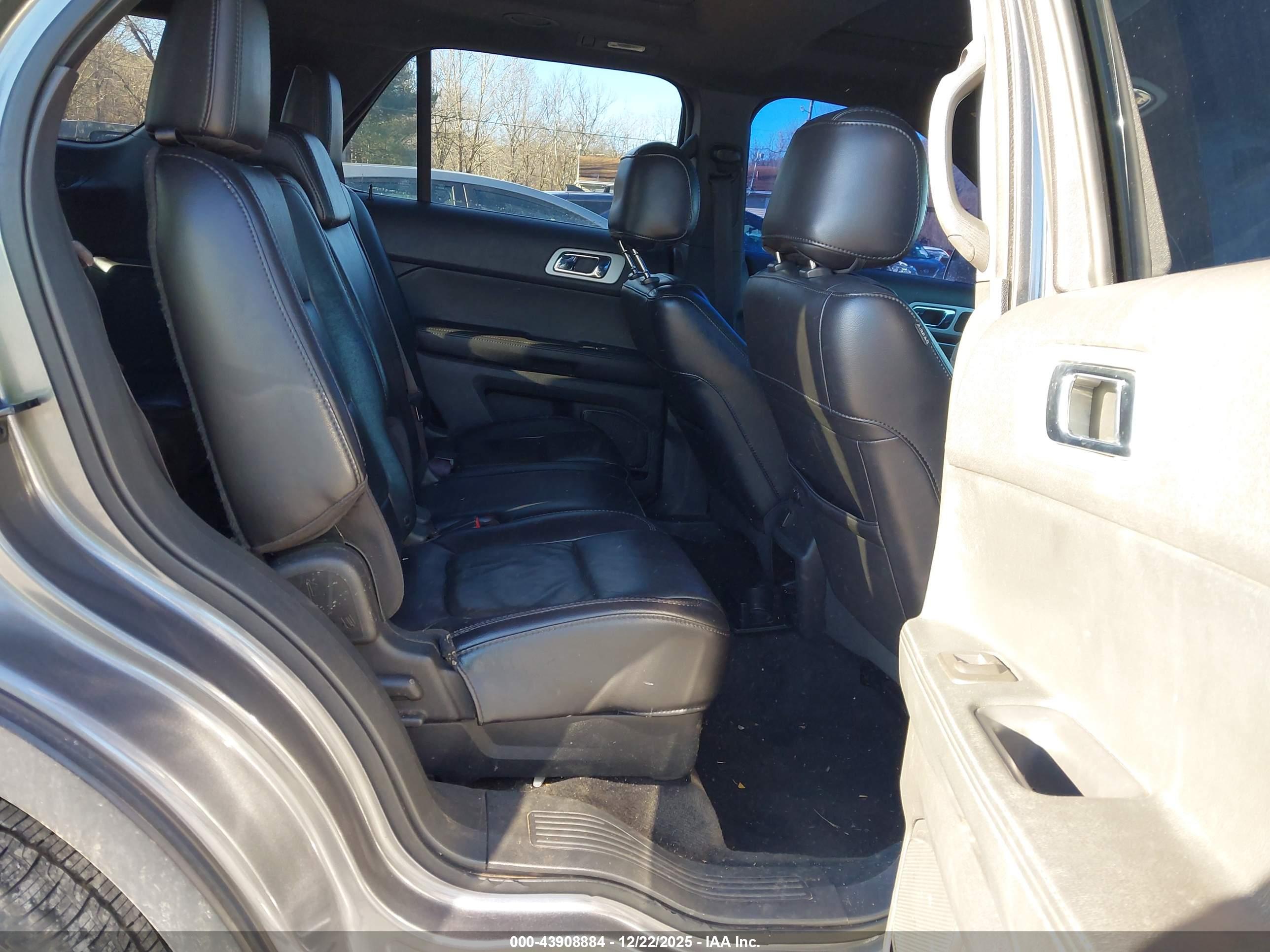 FORD EXPLORER image 8