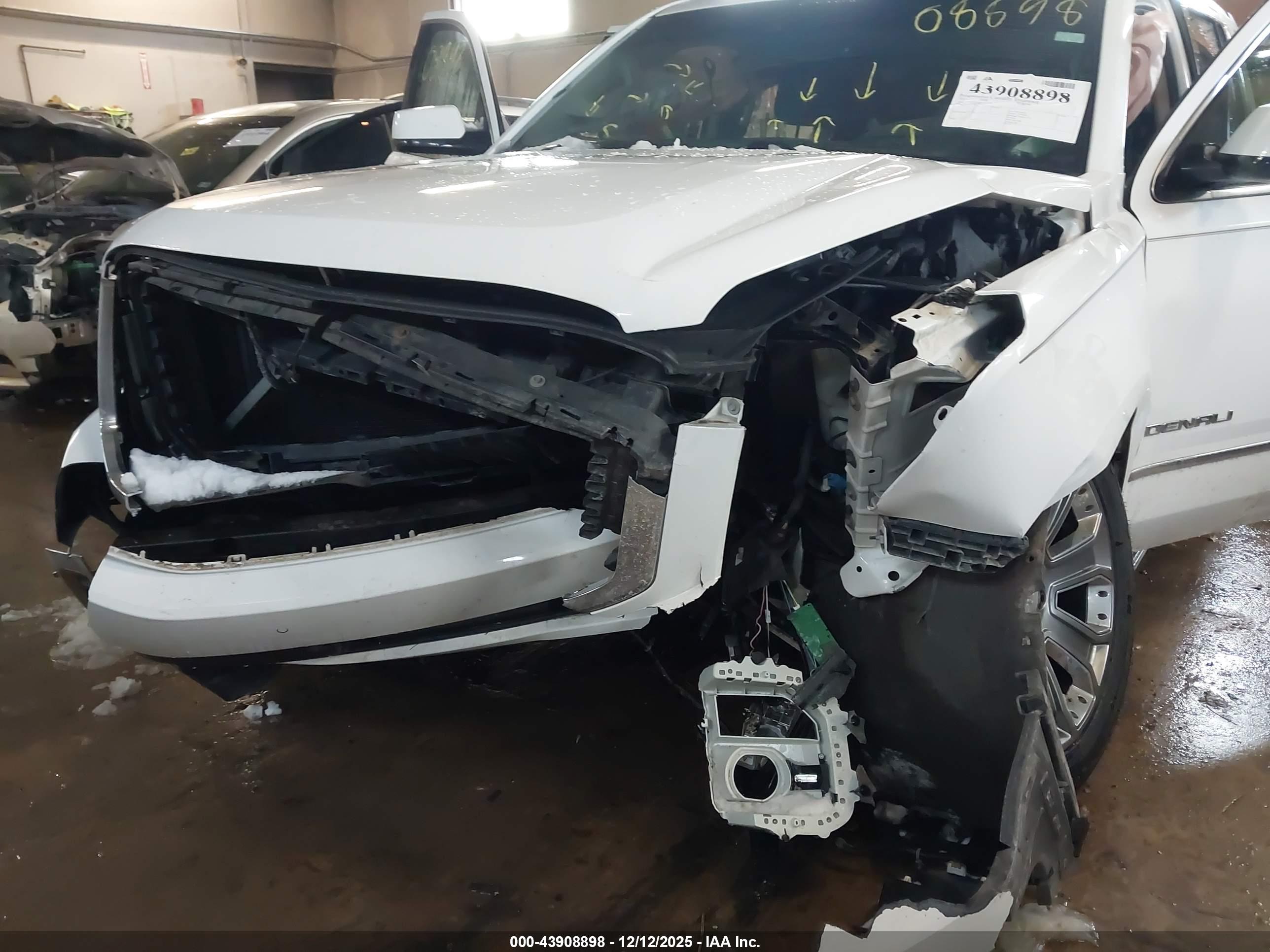 GMC YUKON image 6