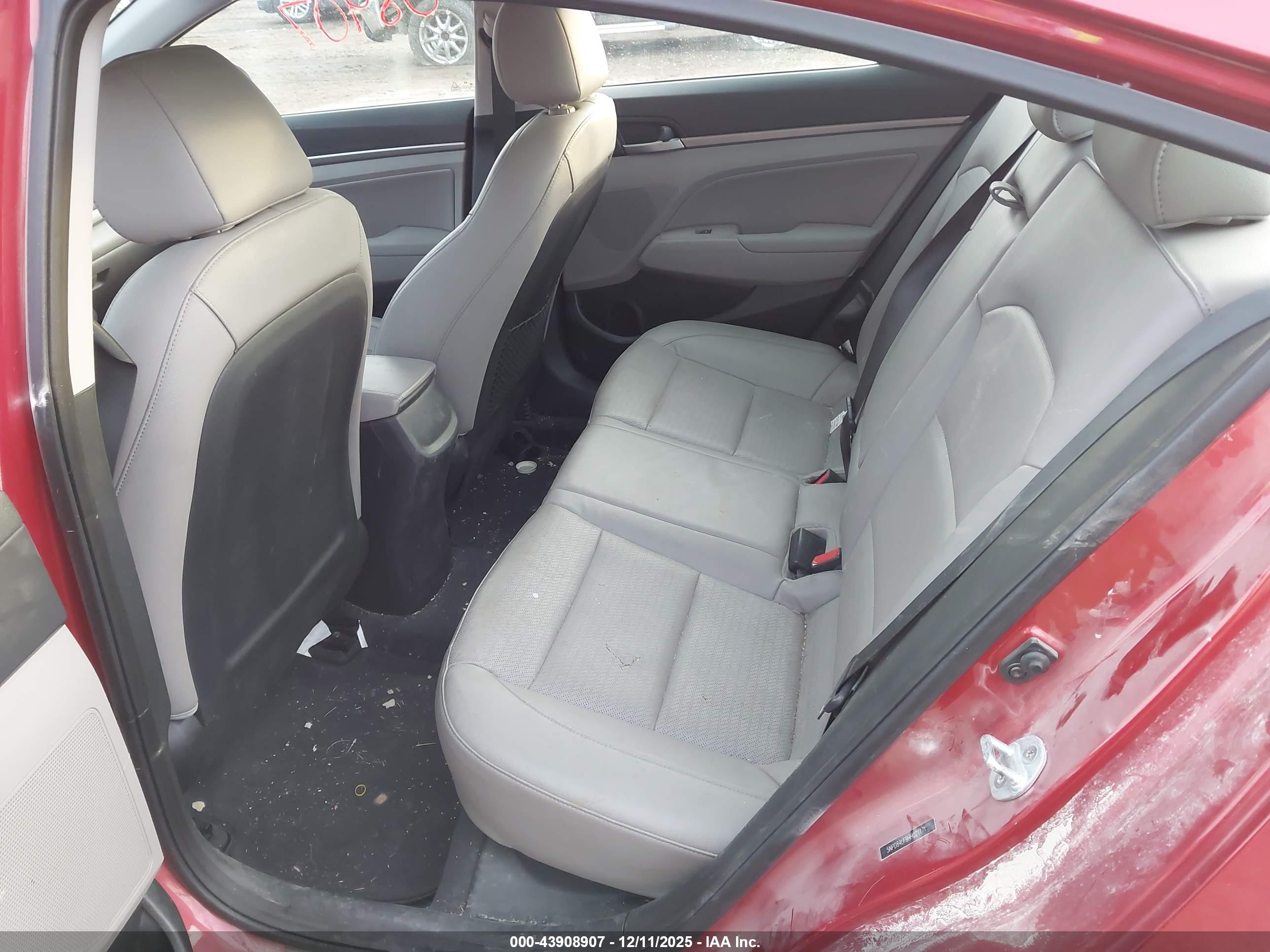 HYUNDAI ELANTRA image 8