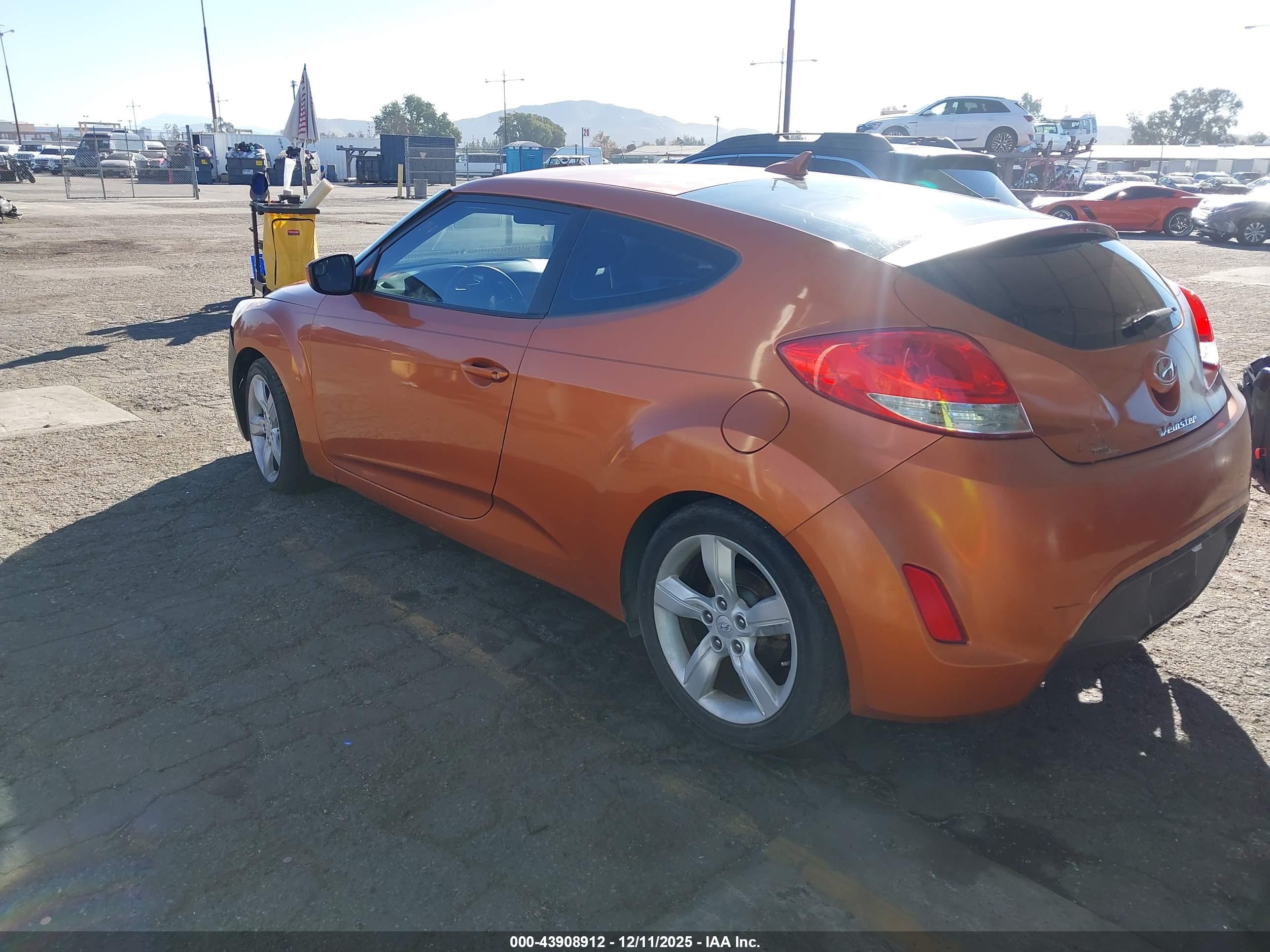 HYUNDAI VELOSTER image 3