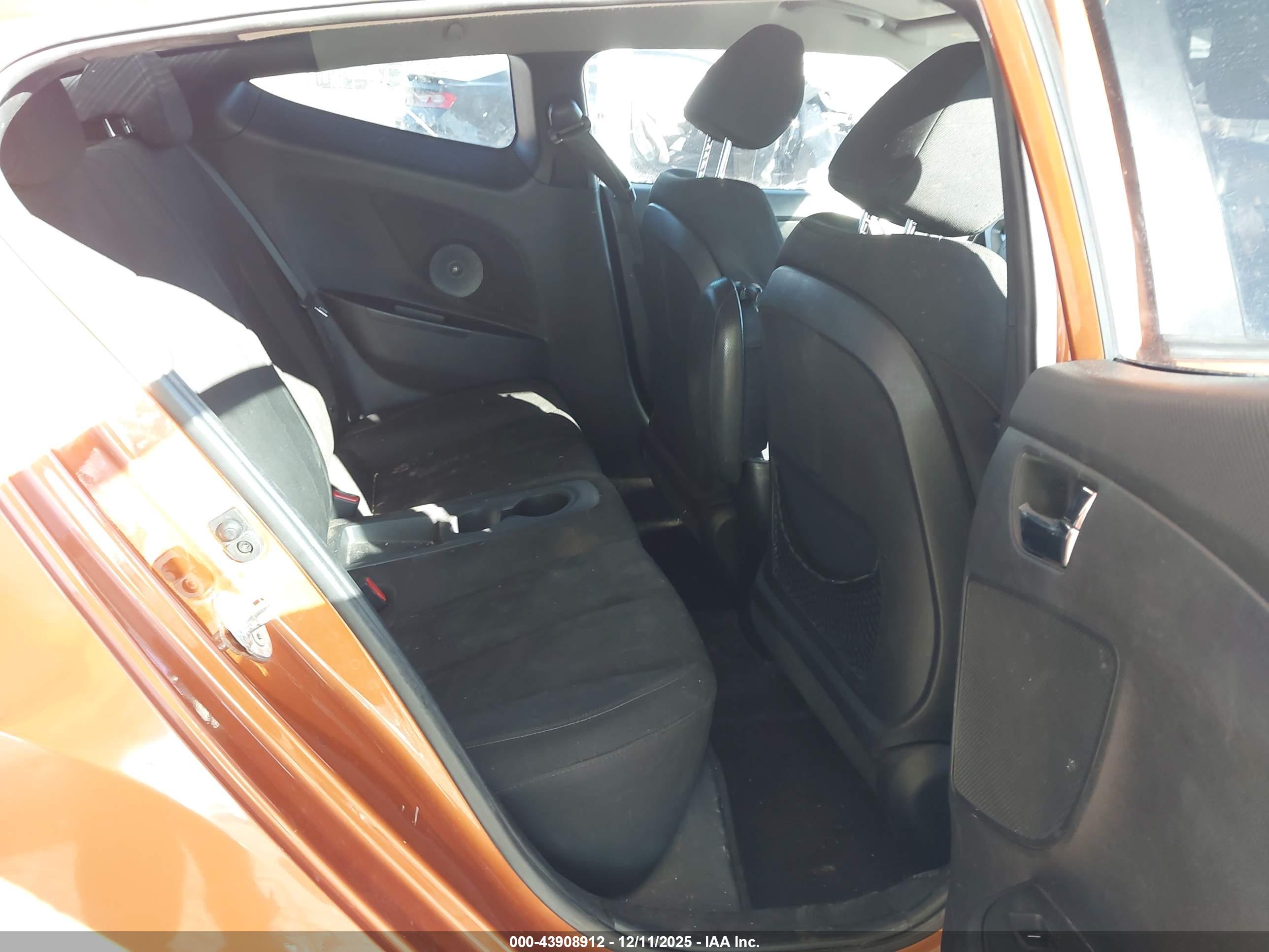 HYUNDAI VELOSTER image 8