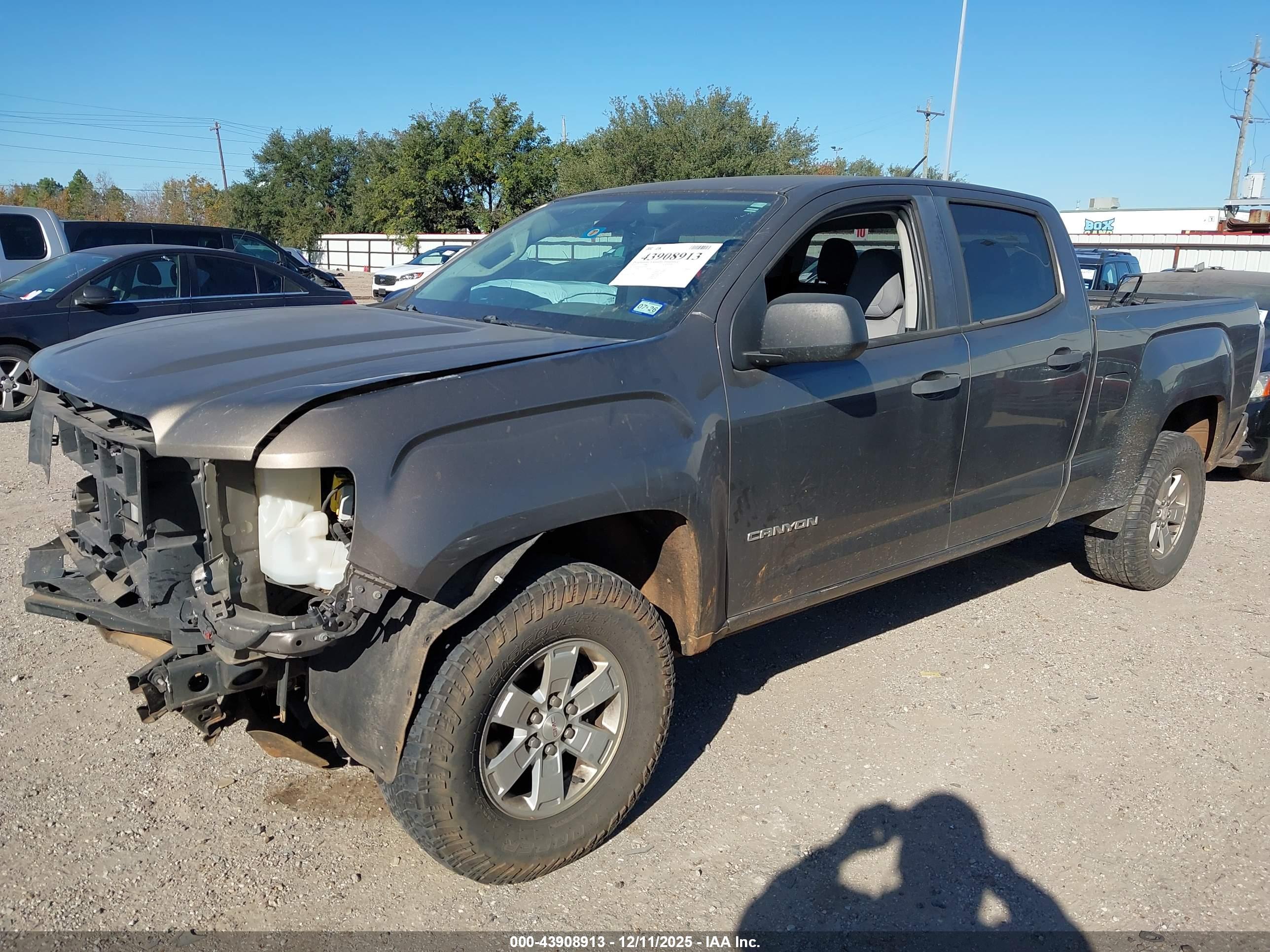 GMC CANYON image 2
