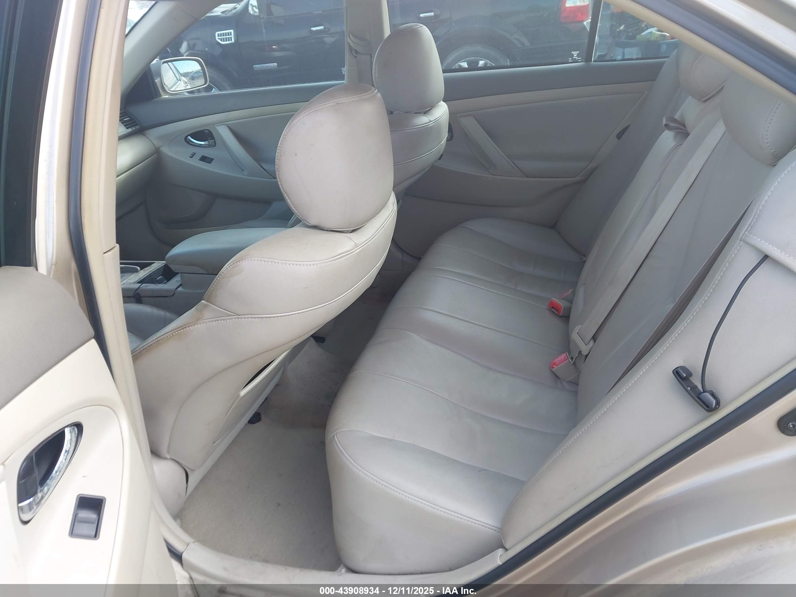 TOYOTA CAMRY image 8