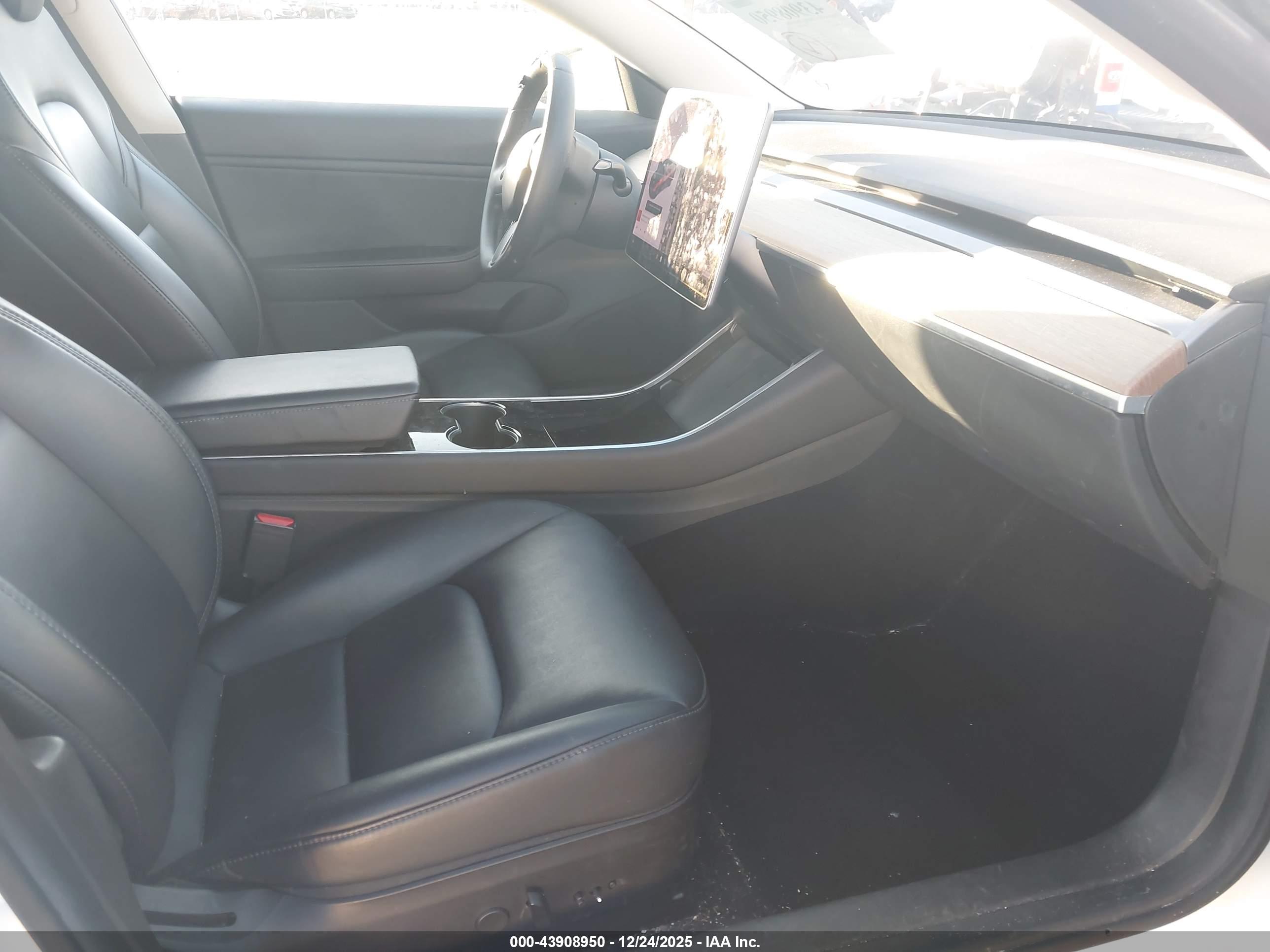 TESLA MODEL image 5