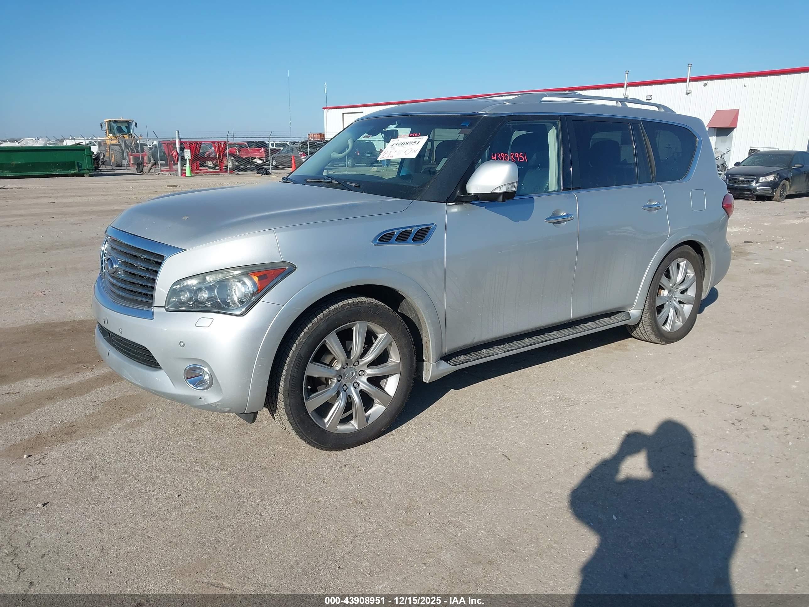 INFINITI QX56 image 2