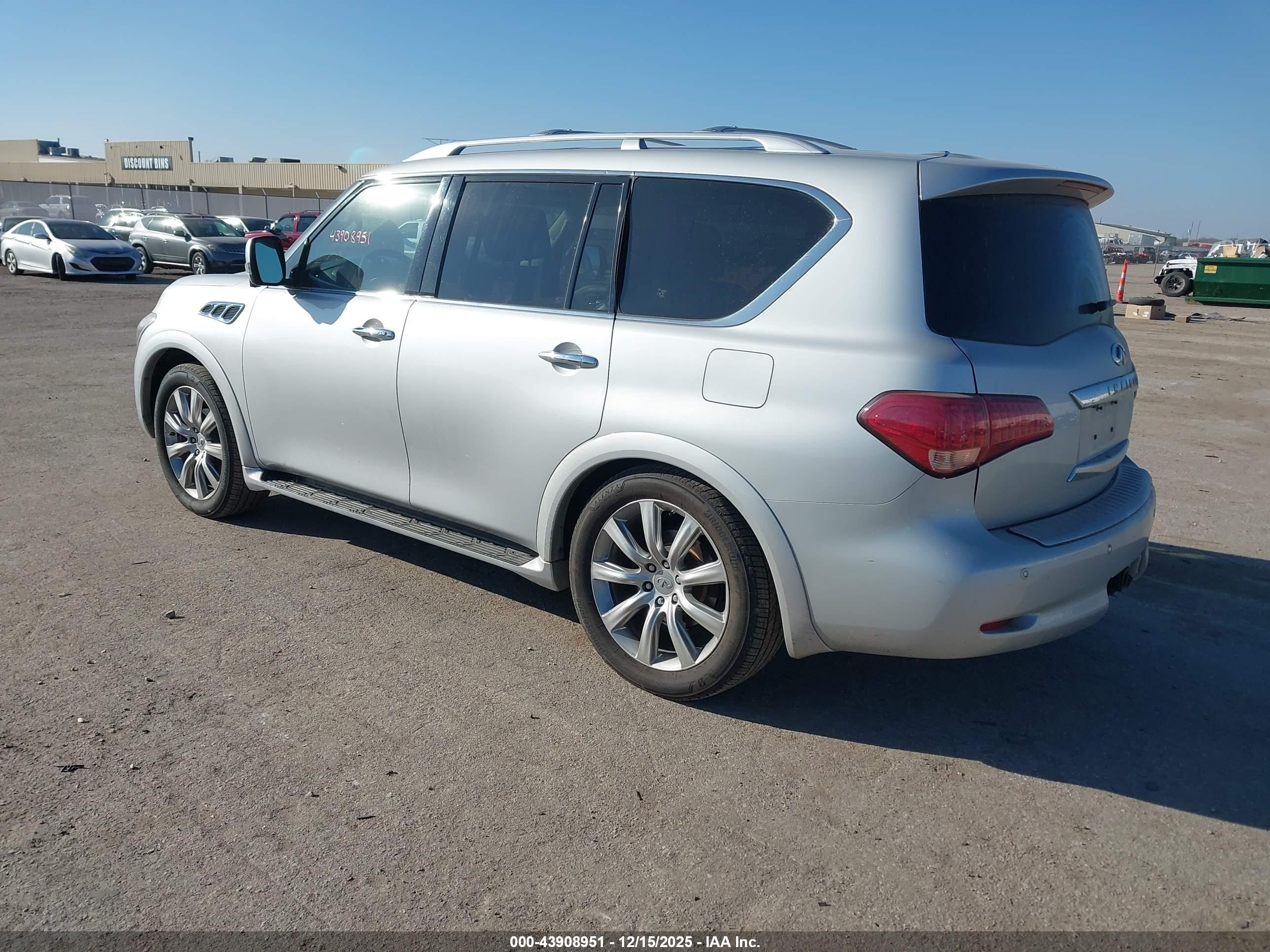 INFINITI QX56 image 3
