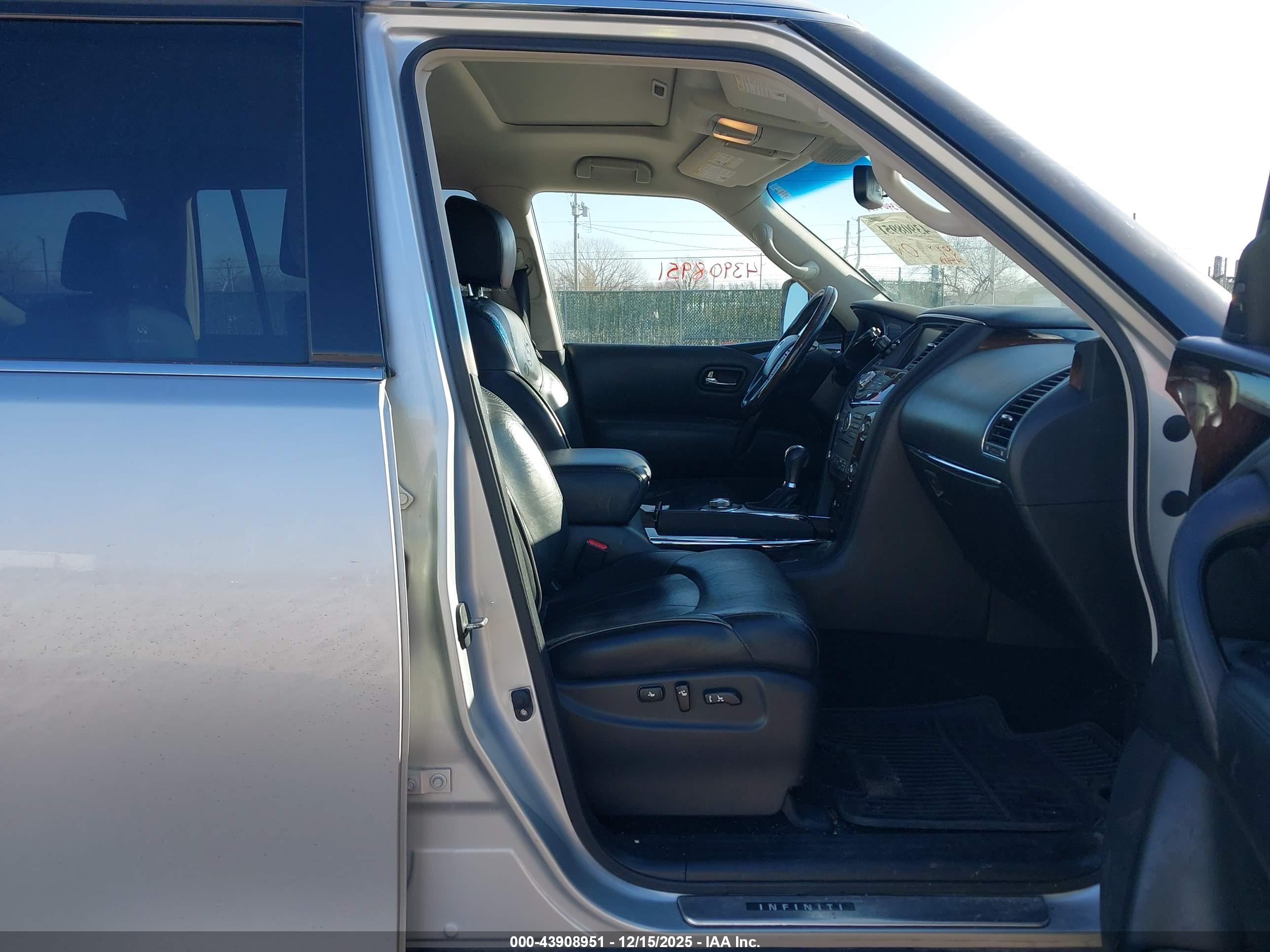INFINITI QX56 image 5