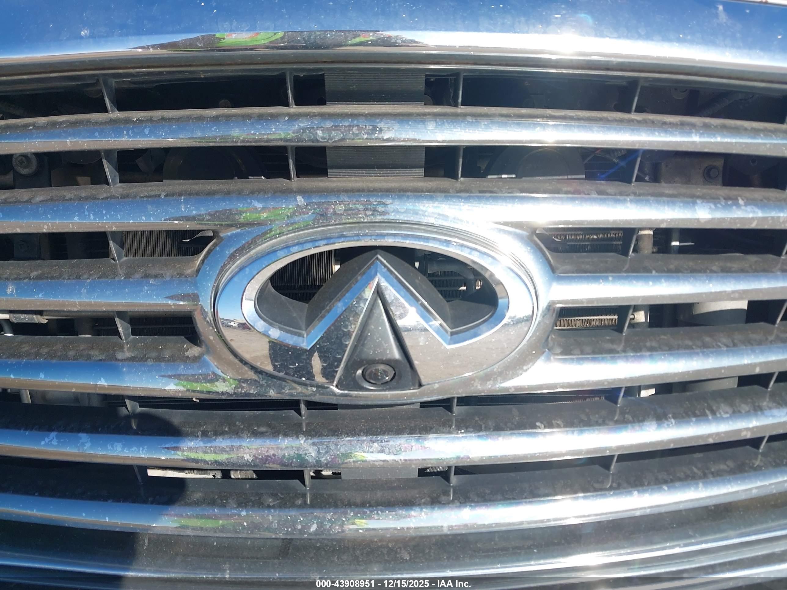 INFINITI QX56 image 6