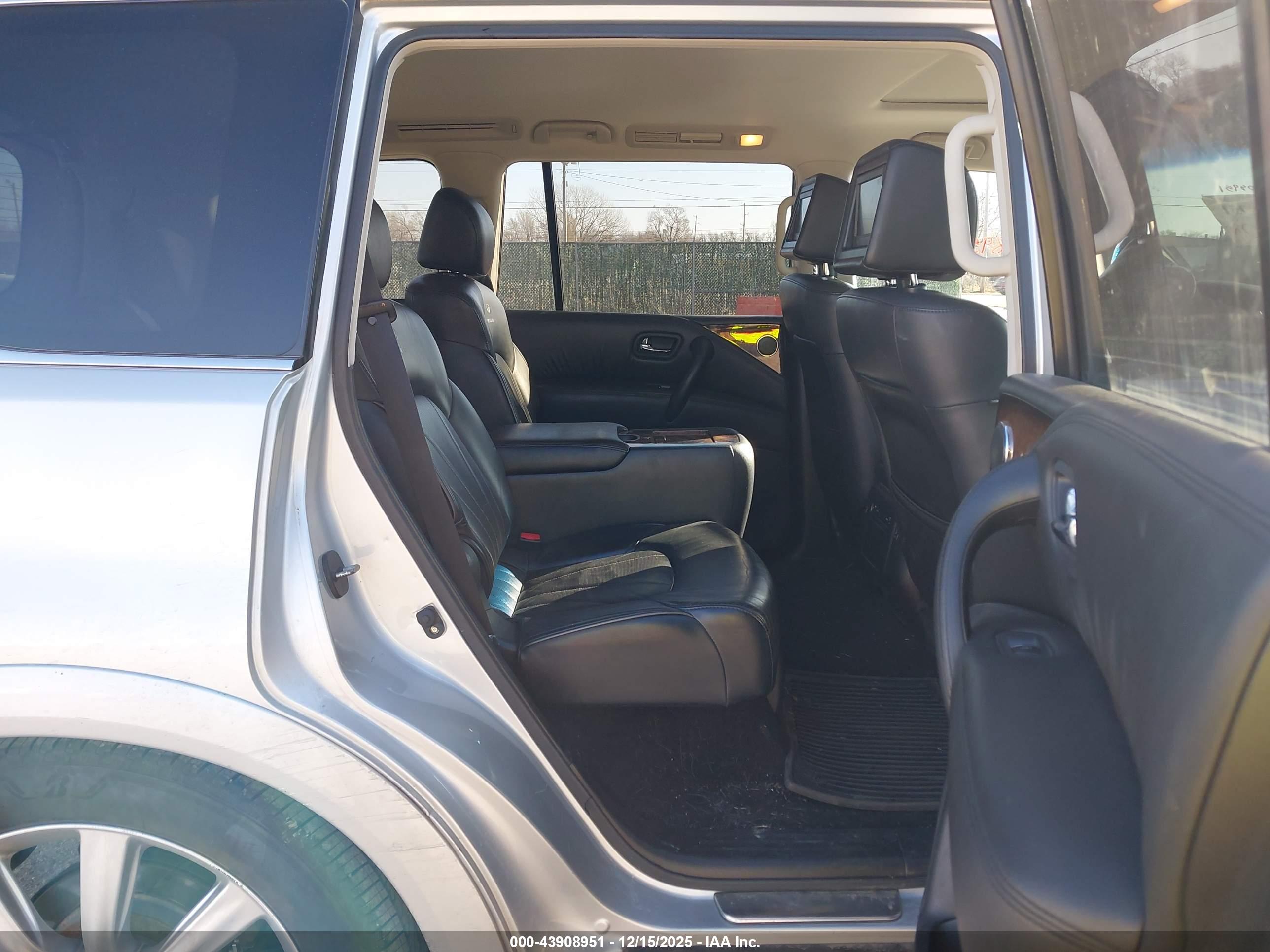 INFINITI QX56 image 8