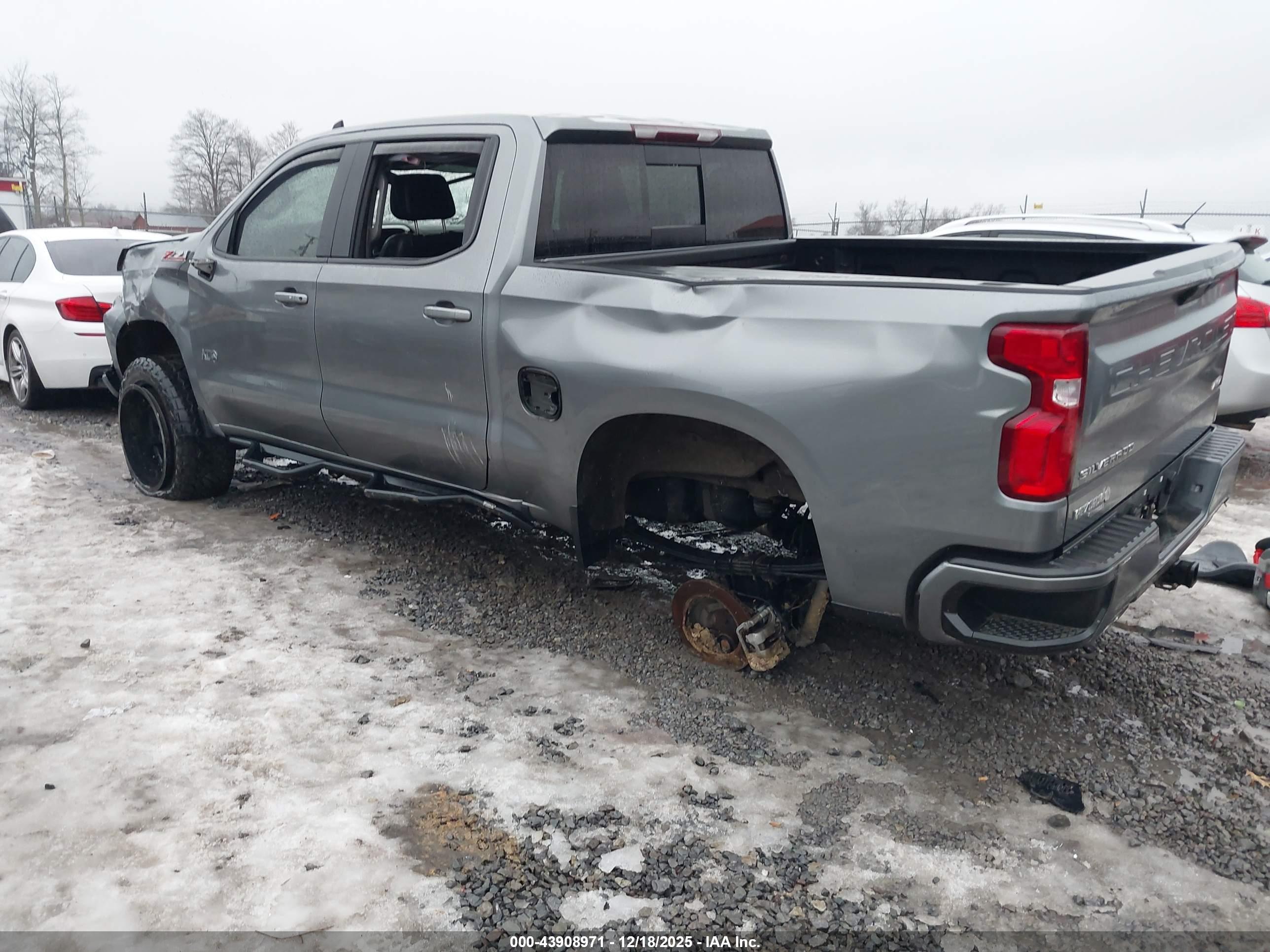 CHEVROLET SILVERADO image 3