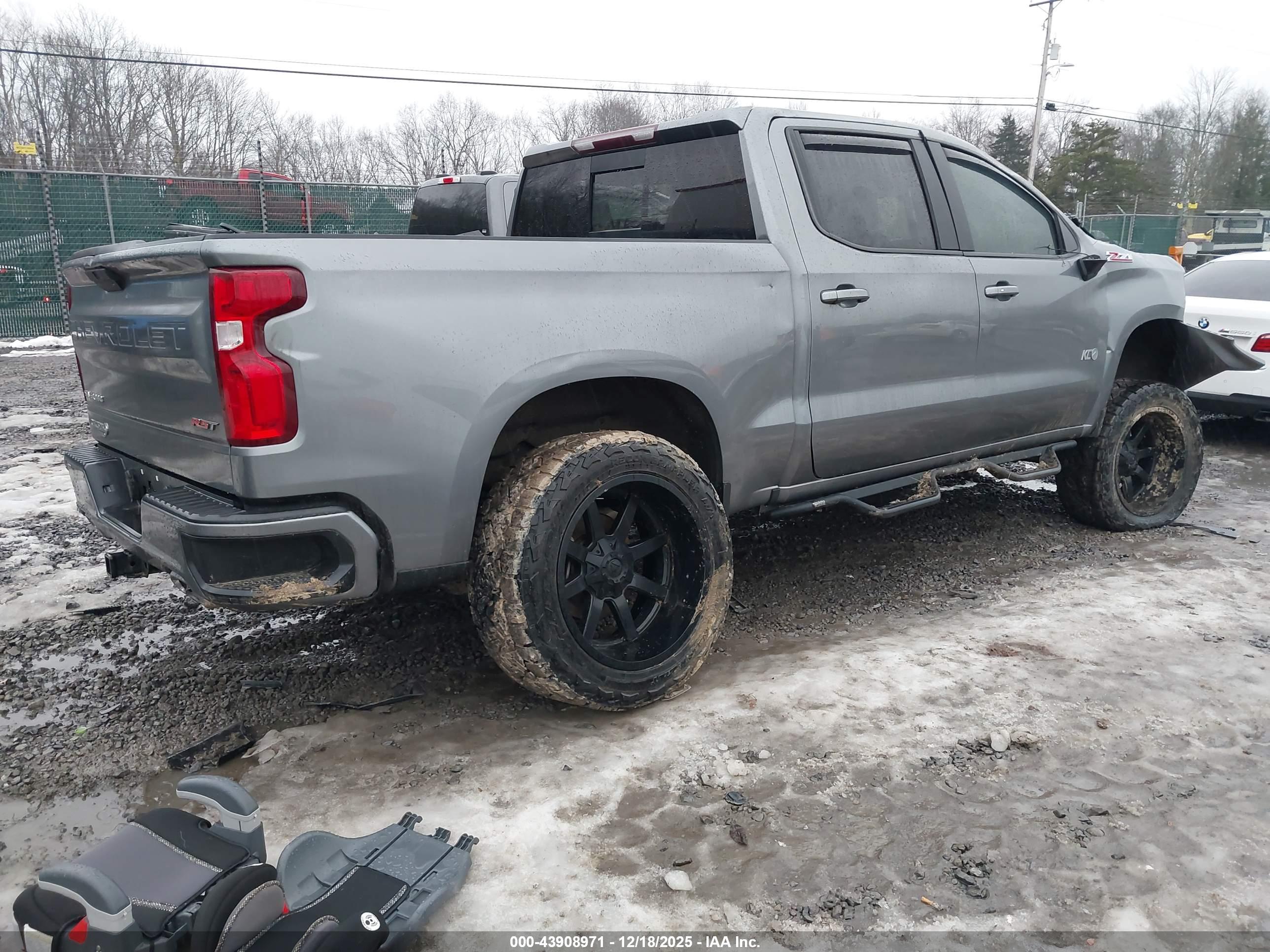 CHEVROLET SILVERADO image 4