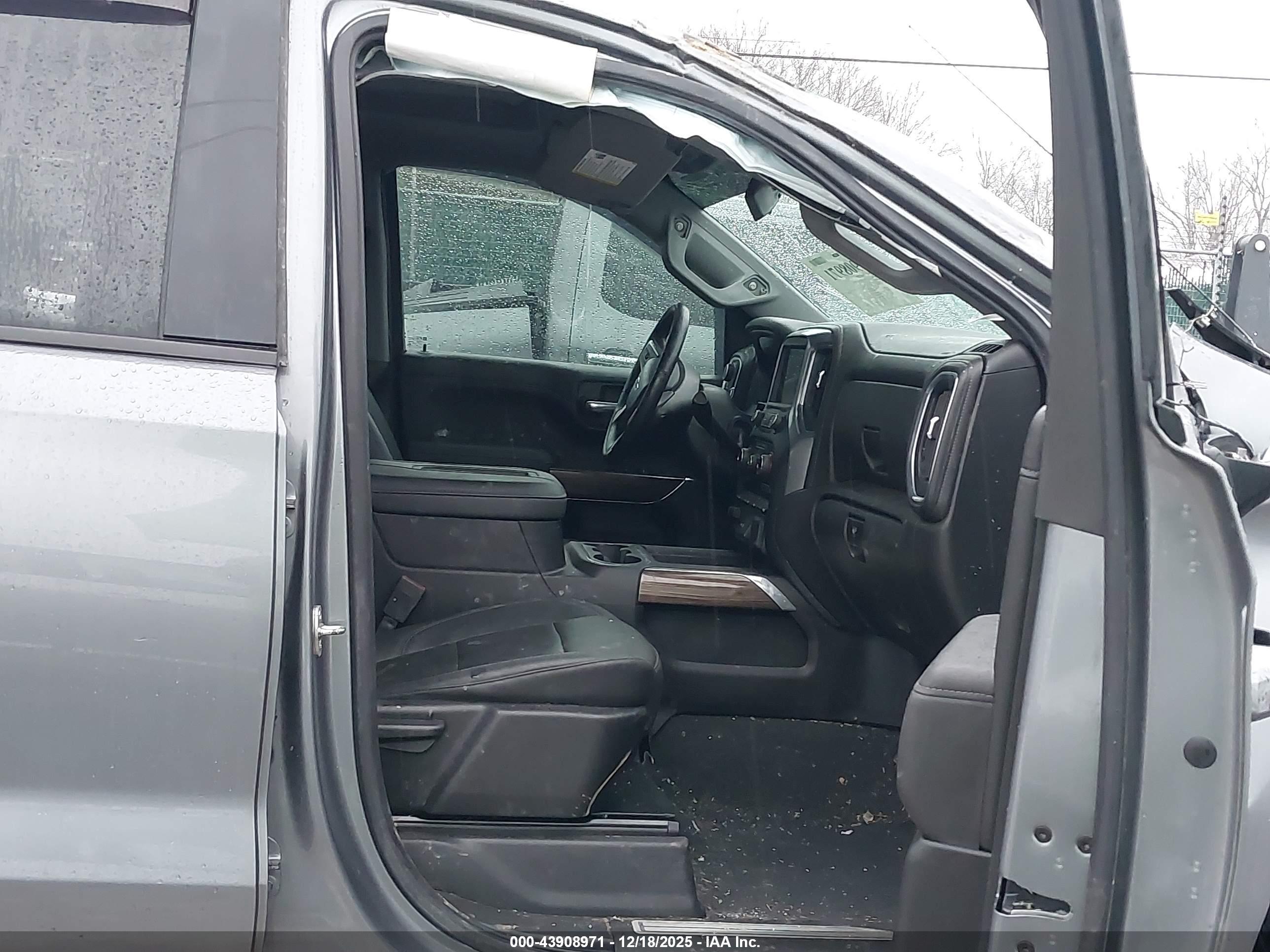 CHEVROLET SILVERADO image 5